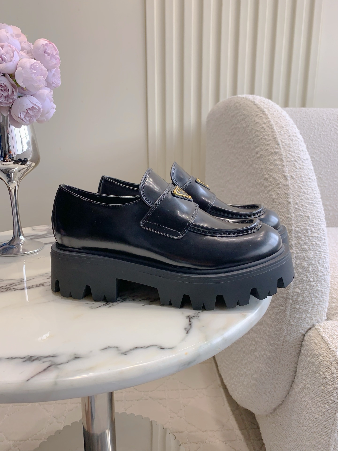 NO:627044,Top version PRAD* new triangular logo thick-soled Mary Jane shoes. Thick-soled design makes your feet look longer in seconds. Lightweight, comfortable and easy to wear. Simple and elegant. Purchased from the original version and made 1:1. Full of details. Cowhide upper. Cowhide inner lining. Original molded outsole. Size 35-39 (40 41 custom-made), loafers, prada, loafers, mary jane, cowhide.19860909顶级版本 PRAD*新款三角标厚底玛丽珍鞋 厚底设计上脚秒变大长腿 轻便舒适好穿 简约大气 原版购入1:1打造 细节感拉满 鞋面牛皮 内里垫脚牛皮 原版开模大底 尺码35-39（ 40 41定做）,乐福鞋,prada,loafers,mary jane,cowhide,Women's Shoes