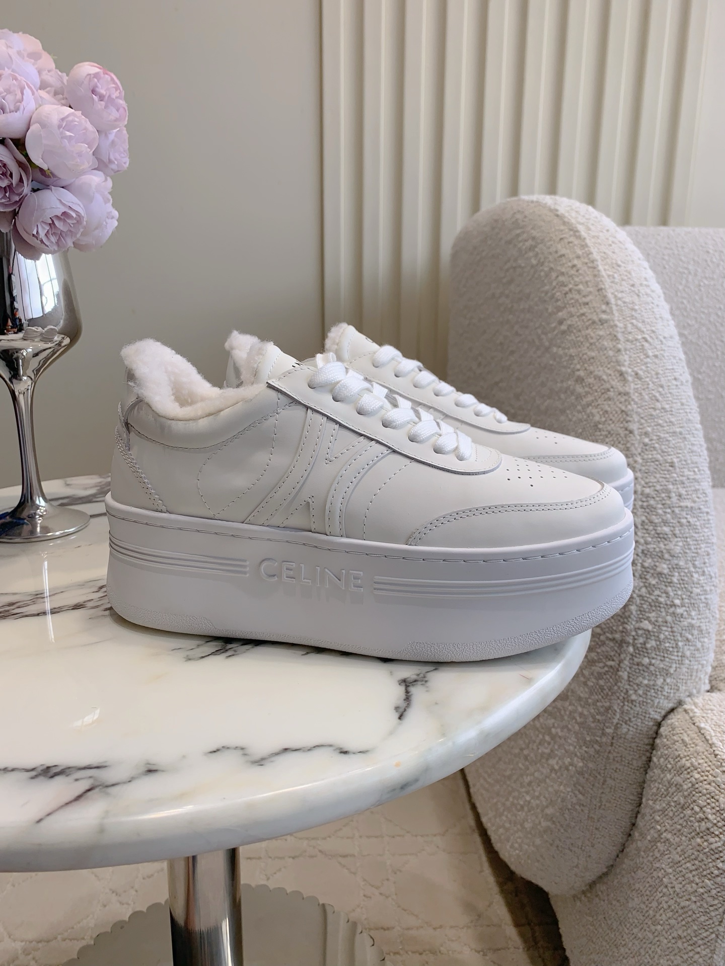 NO:629572,CELIN* new wool thick-soled shoes, classic color, versatile and timeless, the upper leg will become longer in seconds, thick and warm, cowhide upper, imported wool lining, original molded outsole, size 35-39 (40 customized), casual shoes/sports shoes, celine, sneakers, cowhide19860909CELIN*新款羊毛厚底鞋 经典配色 百搭不过时 上脚秒变大长腿 厚实保暖 鞋面牛皮 内里垫脚进口羊毛 原版开模大底 尺码35-39（40定做）,休闲鞋/运动鞋,celine,sneakers,cowhide,Women's Shoes