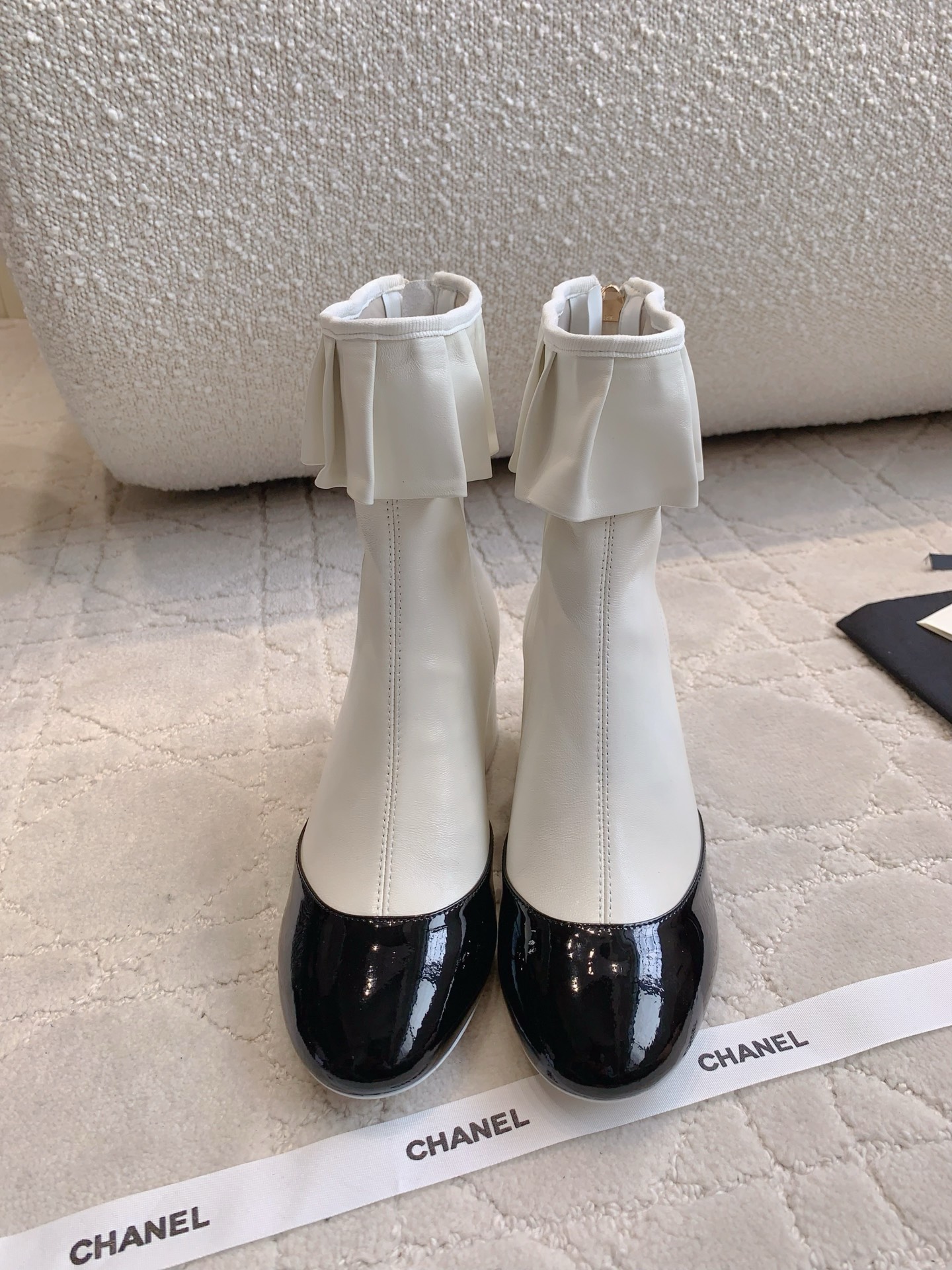 NO:613510,Chane* new high-heeled short boots. The pleated lambskin is so gentle. The atmosphere is full. It lengthens the leg lines. Super slim legs. The upper foot effect is perfect. Lambskin upper. Sheepskin for the feet. Italian genuine leather outsole. Heel height 6cm. Size 35-39 (40 41 custom-made), boots, chanel, boots, sheepskin, Leather soles19860909Chane*新款高跟短靴 小羊皮打褶好温柔 氛围感拉满 拉长腿部线条 超级显腿细 上脚效果绝绝子 鞋面小羊皮 垫脚羊皮 意大利真皮大底 跟高6cm 尺码35-39（40 41 定做）,靴子,chanel,boots,sheepskin,Leather soles,Women's Shoes