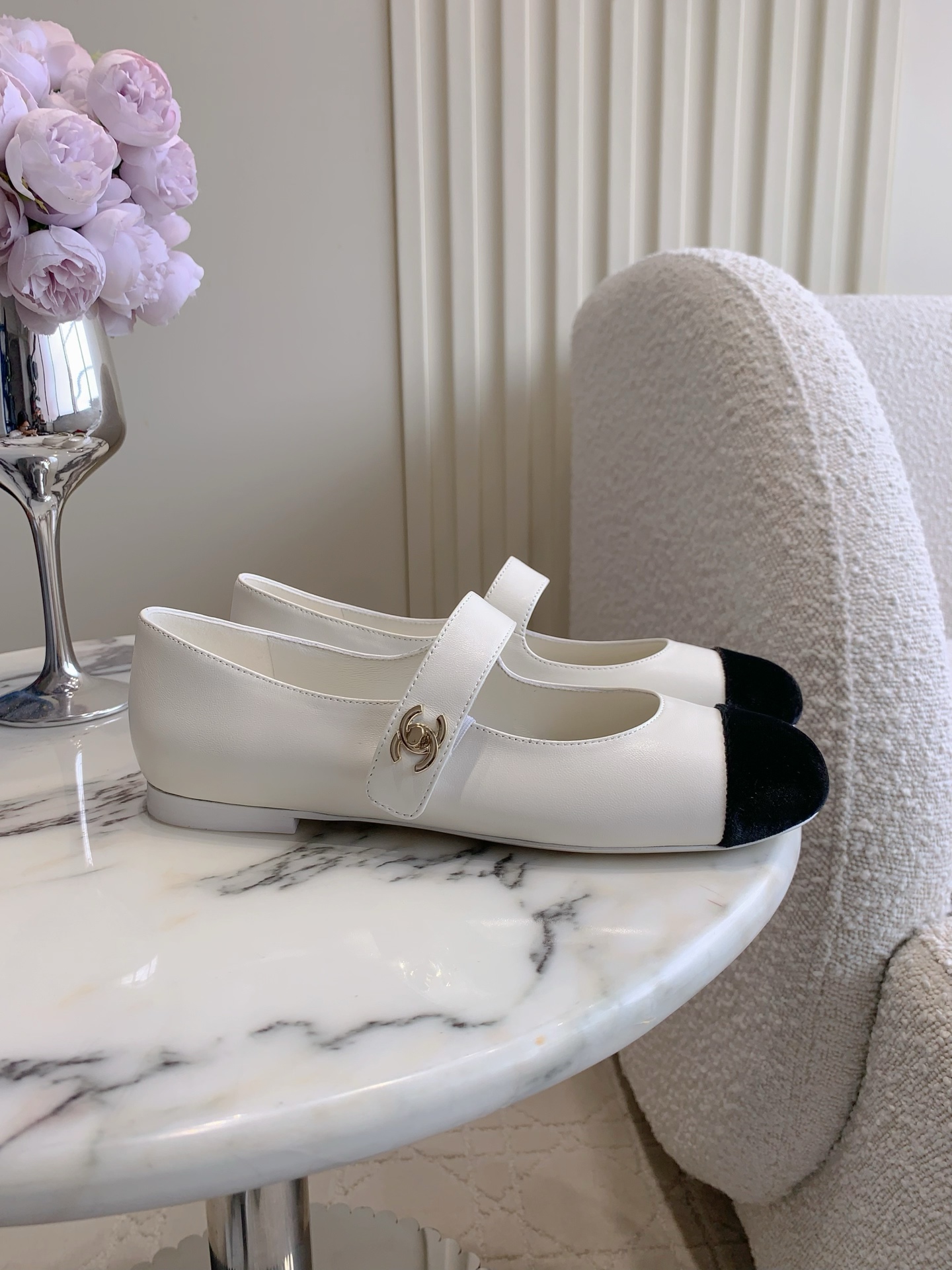 NO:613520,CHANE*'s new Mary Jane shoes. Chanel's high-end sense always impresses people. It looks like a simple style, but it is inexplicably high-end on the feet. Absolutely girly, comfortable and easy to wear. Lambskin/tweed upper, sheepskin lining, Italian genuine leather outsole, size 35-39 (40 41 custom-made), single shoes, chanel, chanel, mary jane, sheepskin, Leather soles19860909CHANE*新款玛丽珍单鞋 香家高级感这块总让人大写的服气 看起来简单的款式 但上脚就莫名很高级 绝对的少女感 舒适好穿 鞋面小羊皮/粗花呢 内里垫脚羊皮 意大利真皮大底 尺码35-39（40 41定做）,单鞋,chanel,chanel,mary jane,sheepskin,Leather soles,Women's Shoes