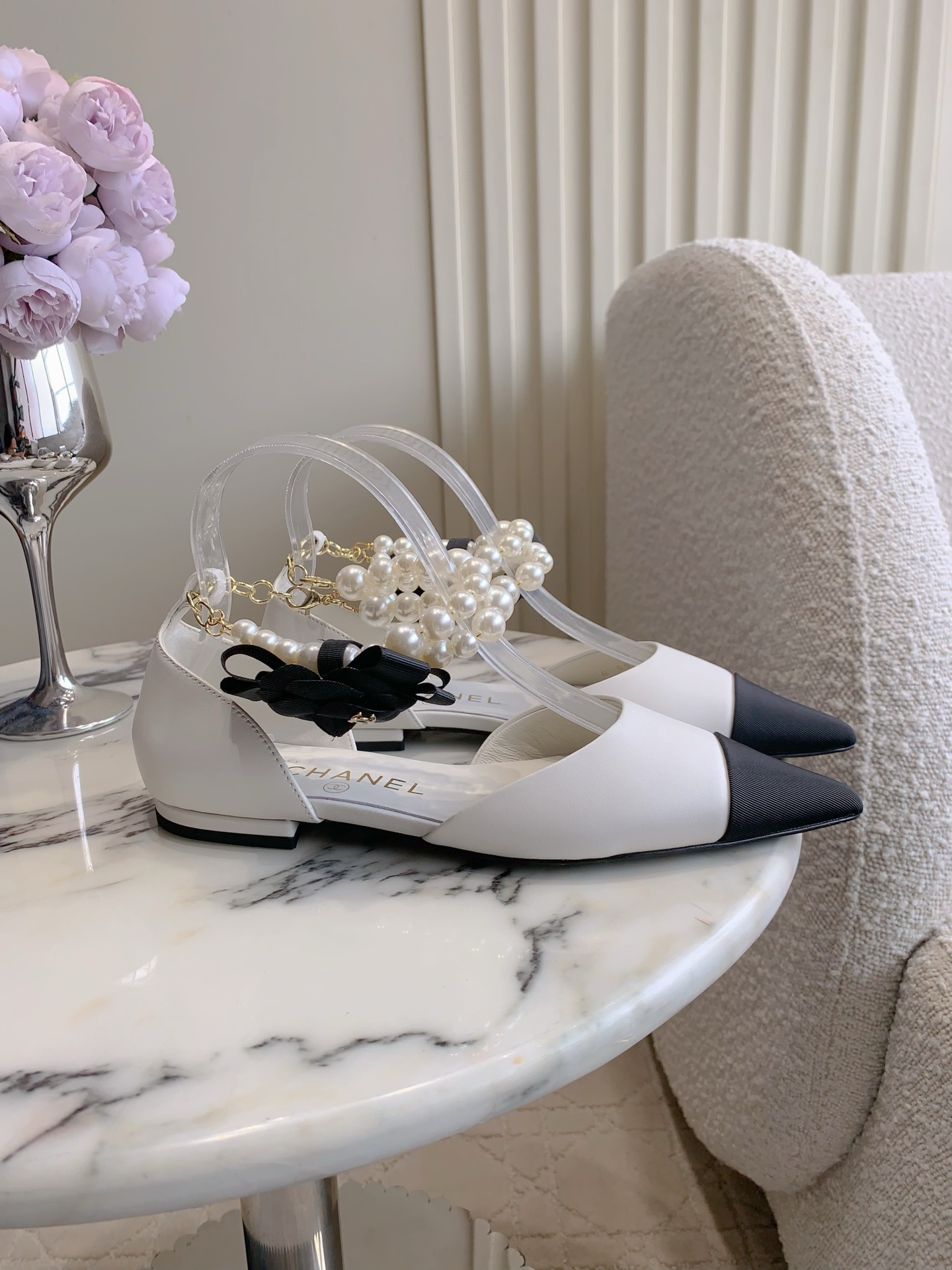 NO:613499,CHANE's latest model, beautiful pearl flats with a sense of economic growth. They are so beautiful that they make you crazy for a moment. They are completely like works of art. They are high-end and noble. Lambskin upper, sheepskin lining, Italian genuine leather outsole. Size 35-39 (34 40 41 customized), single shoes, chanel, flats, sheepskin, Leather soles19860909CHANE*新款 经济上行感的美丽珍珠平底鞋 过分美丽了 一瞬间疯狂心动 完全像艺术品 高级又贵气 鞋面小羊皮 内里垫脚羊皮 意大利真皮大底 尺码35-39（34 40 41定做）,单鞋,chanel,flats,sheepskin,Leather soles,Women's Shoes