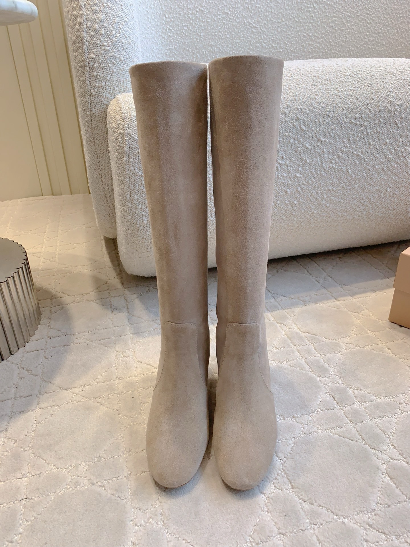 NO:616463,Gianvito Ross* new retro suede high-heeled boots. Super easy to wear version. Very flattering leg shape. Full of aura when paired with a coat in winter. The boot shaft is soft and very comfortable to wear. Calfskin upper, sheepskin lining. Original genuine leather injection outsole. Heel height cm. Size 35-39 (customized at 40), boots, boots, cowhide, sheepskin, chamois leather19860909Gianvito Ross* 新款复古麂皮高跟长靴 超好穿的版型 非常修饰腿型 冬天搭配大衣气场十足 靴筒柔软穿着舒适度非常高  鞋面小牛皮 内里垫脚羊皮 原版真皮注塑大底 跟高cm 尺码35-39（40定做）,靴子,boots,cowhide,sheepskin,chamois leather,Women's Shoes