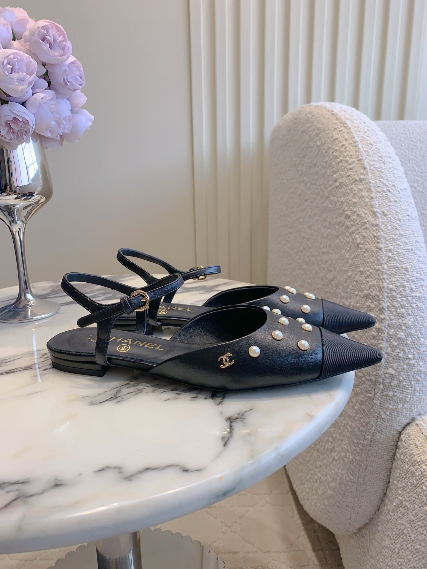 NO:616466,Flat high-heeled CHANE* new pearl rhinestone back hollow shoes. The high-end sense of Xiangjia always impresses people. It looks like a simple style, but it is inexplicably high-end on the feet. Absolutely girly feeling. Comfortable and easy to wear. Sheepskin upper, sheepskin lining, Italian genuine leather outsole, high heel, flat bottom/4.5cm, size 35-39 (customized in 40), sandals, chanel, chanel, sandals, sheepskin, Leather  soles19860909平底 高跟 CHANE*新款珍珠水钻后空鞋 香家高级感这块总让人大写的服气 看起来简单的款式 但上脚就莫名很高级 绝对的少女感 舒适好穿 鞋面羊皮 内里垫脚羊皮 意大利真皮大底 跟高 平底/4.5cm 尺码35-39（40定做）,凉鞋,chanel,chanel,sandals,sheepskin,Leather soles,Women's Shoes