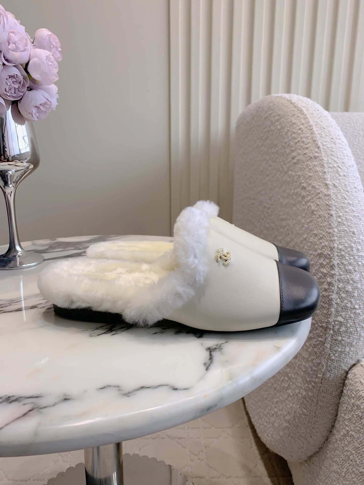 NO:616491,Chane* new wool-lined flat-soled Mule half-slippers, simple and fashionable, showing a minimalist sense of luxury, super comfortable to the feet, super warm, calfskin upper, imported wool lining, Italian genuine leather outsole, size 35-39 (customized for 40), half-slippers, chanel, slippers, cowhide, Leather soles19860909Chane*新款羊毛里平底穆勒半拖鞋 简约时尚 尽显极简高级感 脚感超级舒适 超级保暖  鞋面小牛皮 内里垫脚进口羊毛 意大利真皮大底 尺码35-39（40定做）,半拖毛毛鞋,chanel,slippers,cowhide,Leather soles,Women's Shoes