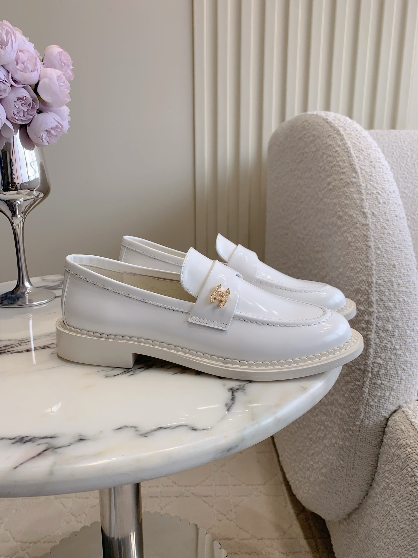 NO:616490,CHANE's latest loafers, classic and timeless shoe style, exquisite high-end feel with double C molded logo, versatile and age-reducing college style, can be worn in various styles, cowhide leather upper, sheepskin lining, Italian genuine leather outsole, size 35-39 (34 40 41 42 customized), loafers, chanel, loafers, cowhide, sheepskin, Leather soles19860909CHANE*新款乐福鞋 经典不过时的鞋型 搭配双C开模logo精致的高级感 学院风百搭又减龄 各种穿搭都能驾驭 鞋面牛皮 内里垫脚羊皮 意大利真皮大底 尺码35-39（34 40 41 42定做）,乐福鞋,chanel,loafers,cowhide,sheepskin,Leather soles,Women's Shoes