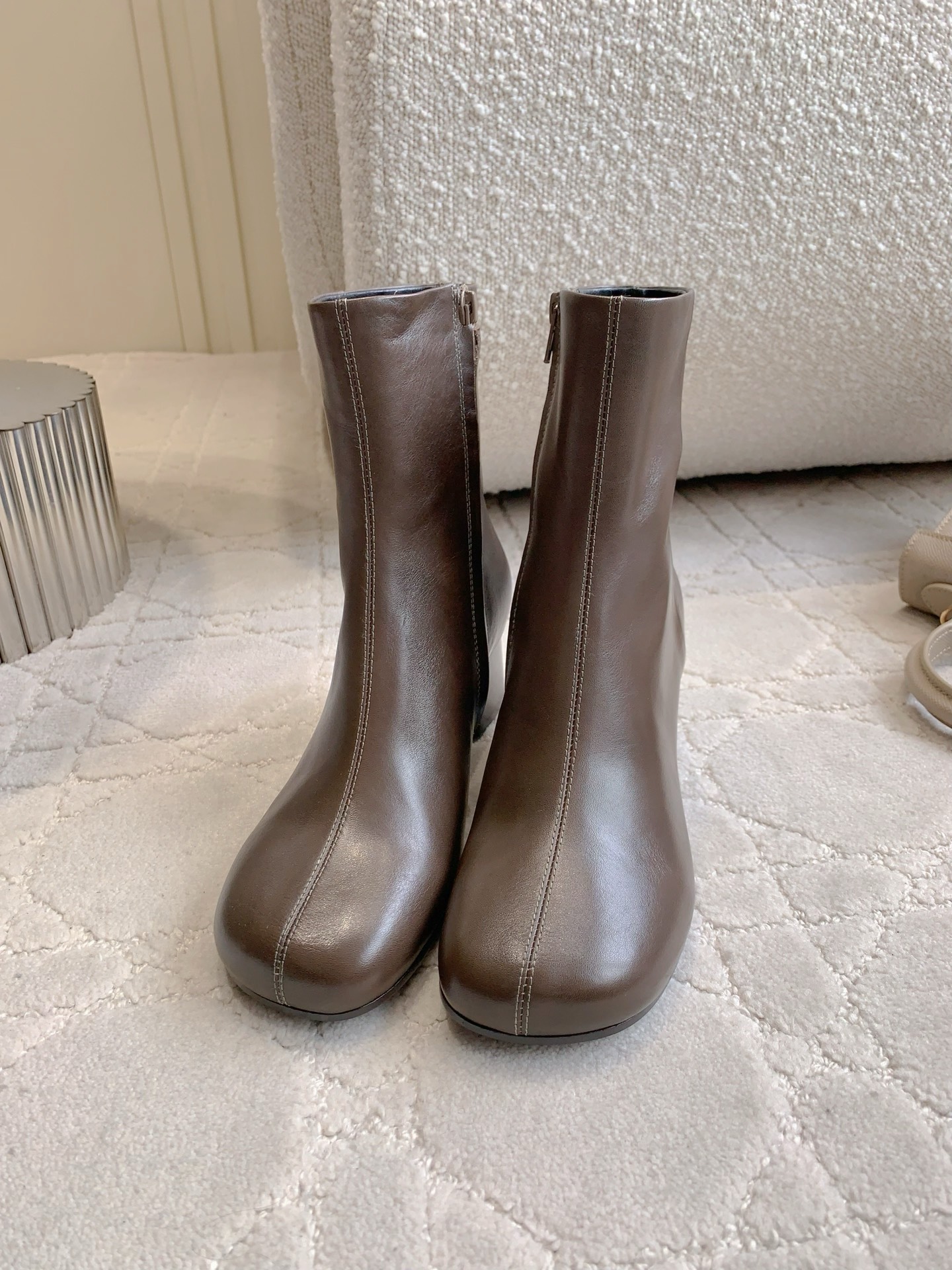 NO:616484,Lemair*'s new autumn and winter thick-heeled short boots are made of fine leather material, with a soft texture and natural luster. The toe is a simple square toe design, with clean lines and a modern feel. The boot shaft is a short version that fits the ankle, making it visually slim and neat. The side is equipped with a zipper, making it easy to put on and take off while maintaining the overall minimalist style.  Paired with thick heel shoes, the height is moderate, taking into account both comfort and style. The color scheme is mainly low-saturated neutral tones, suitable for a variety of wearing styles. The overall design is minimalist and restrained, showing a low-key French elegant texture. Calfskin upper, sheepskin lining, Italian leather outsole, heel height 5cm, size 35-39 (customized in 40), boots, boots, cowhide, sheepskin, Leather soles19860909Lemair*秋冬新款粗跟短靴 采用细腻皮革材质,质感柔软且带有自然光泽.鞋头为简约方头设计,线条利落兼具现代感.靴筒为贴合脚踝的短款版型,视觉上显瘦利落.侧边配置拉链,穿脱方便且保持整体极简风格. 搭配粗跟鞋型,高度适中,兼顾舒适与造型感.配色以低饱和中性色调为主,适配多种穿搭风格.整体设计极简克制,呈现低调的法式优雅质感. 鞋面小牛皮 内里垫脚羊皮 意大利真皮大底 跟高5cm 尺码35-39（40定做）,靴子,boots,cowhide,sheepskin,Leather soles,Women's Shoes