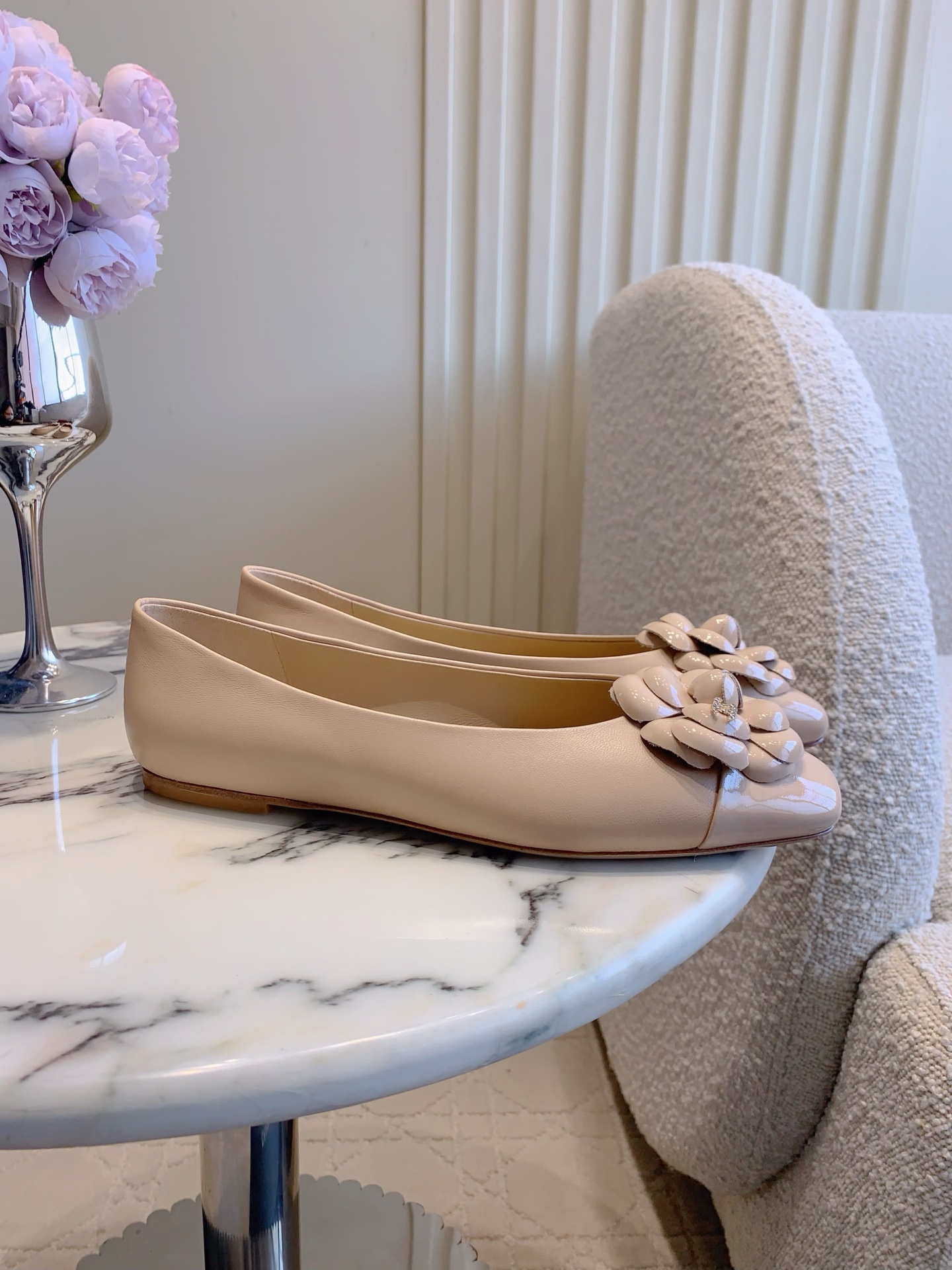 NO:629947,Top version CHANE* classic camellia flat shoes, small square toe design, exquisite and delicate, great upper, retro and fashionable, sheepskin upper, sheepskin lining, Italian leather outsole, size 35-39 (34 40 41 customized), single shoes, chanel, sheepskin, Leather soles19860909顶级版本 CHANE*经典款山茶花平底单鞋 小方头设计精致又秀气 上脚超赞 复古又时髦 鞋面羊皮 内里垫脚羊皮 意大利真皮大底 尺码35-39（34 40 41定做）,单鞋,chanel,sheepskin,Leather soles,Women's Shoes