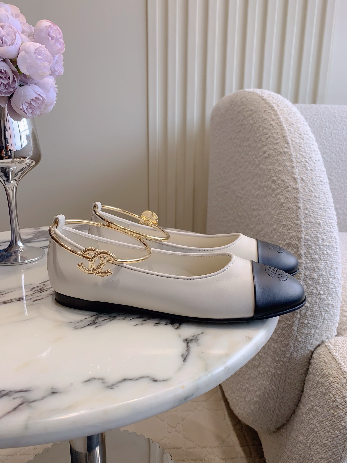 NO:629952,CHANE*'s new flat shoes with anklets. The high-end feel of CHANGE always impresses people. It looks like a simple style, but it is inexplicably high-end on the feet. Absolutely girly, comfortable and easy to wear. Sheepskin upper, sheepskin lining, Italian genuine leather outsole, size 35-39 (custom-made for 40 and 41), single shoes, chanel, chanel, sheepskin, Leather soles19860909CHANE*新款脚环平底单鞋 香家高级感这块总让人大写的服气 看起来简单的款式 但上脚就莫名很高级 绝对的少女感 舒适好穿 鞋面羊皮 内里垫脚羊皮 意大利真皮大底 尺码35-39（40 41定做）,单鞋,chanel,chanel,sheepskin,Leather soles,Women's Shoes