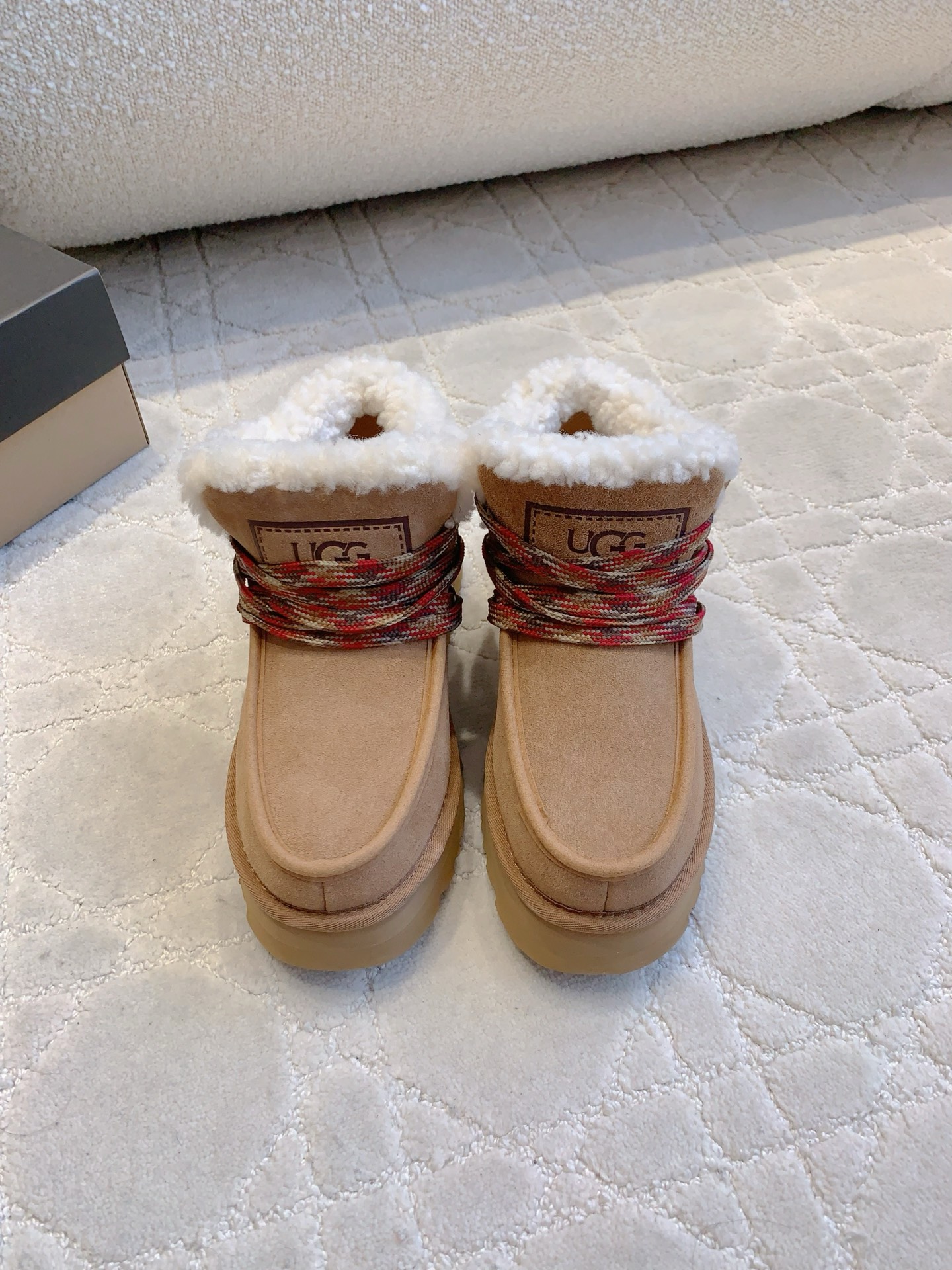 NO:626589,UGG's new wool warm thick-soled snow boots, super thick and warm, classic and versatile, cow suede upper, imported Australian one-piece sheepskin lining, sole thickness 4cm, size 35-39 (40 custom-made), snow boots, boots, sheepskin19860909UGG新款羊毛保暖厚底雪地靴 超级厚实保暖 经典百搭款 鞋面牛反绒 内里垫脚进口澳洲一体羊皮毛 底厚4cm 尺码35-39（40定做）,雪地靴,boots,sheepskin,Women's Shoes