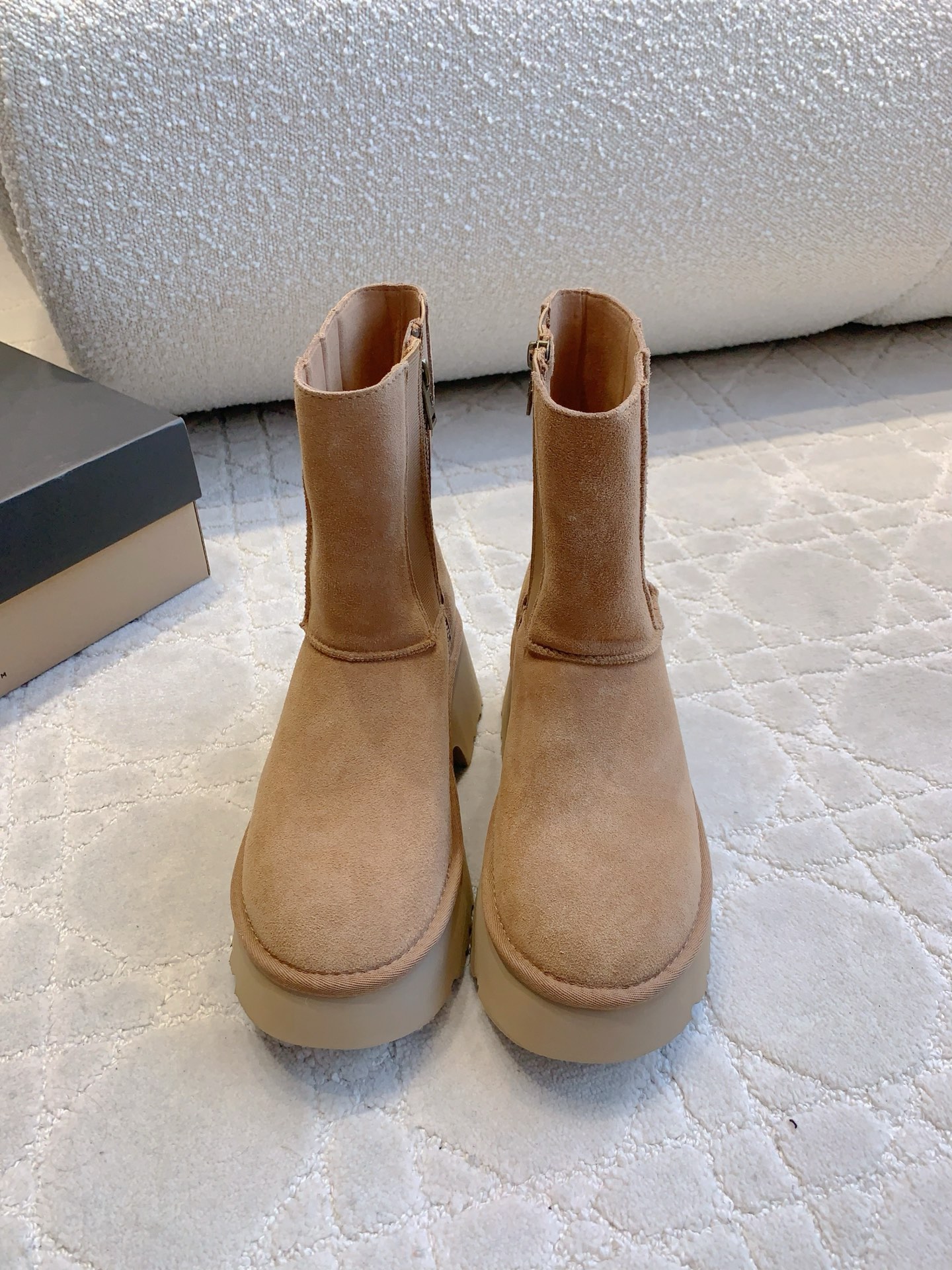 NO:626558,UGG's new wool warm thick-soled snow boots, super thick and warm, classic and versatile, cow suede upper, imported Australian one-piece sheepskin lining, sole thickness 6cm, size 35-39 (40 custom-made), snow boots, boots, sheepskin19860909UGG新款羊毛保暖厚底雪地靴 超级厚实保暖 经典百搭款 鞋面牛反绒 内里垫脚进口澳洲一体羊皮毛 底厚6cm 尺码35-39（40定做）,雪地靴,boots,sheepskin,Women's Shoes