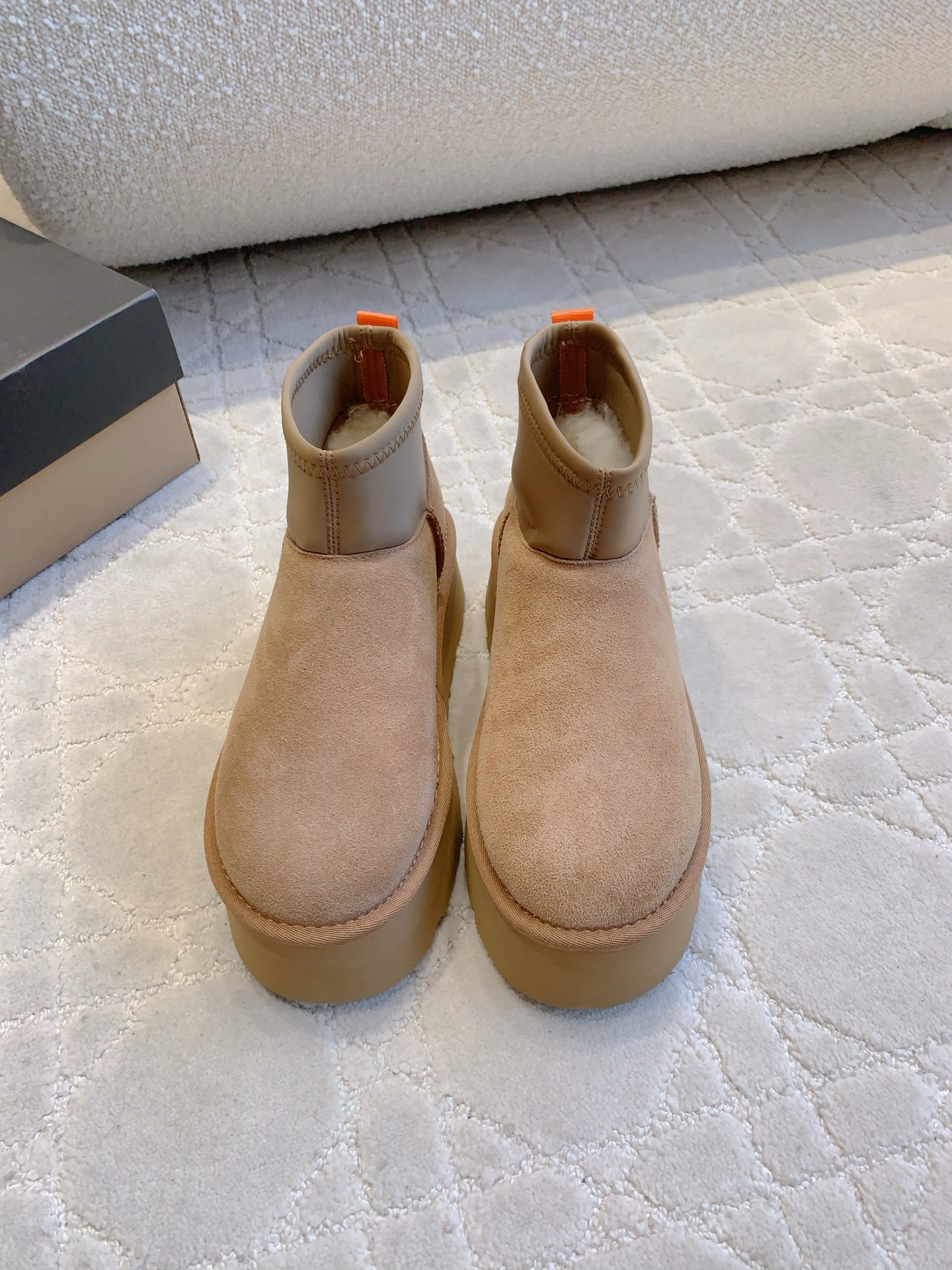 NO:626571,UGG's new wool warm thick-soled snow boots, super thick and warm, classic and versatile, cow suede upper, imported Australian one-piece sheepskin lining, sole thickness 6cm, size 35-39 (40 custom-made), snow boots, boots, sheepskin19860909UGG新款羊毛保暖厚底雪地靴 超级厚实保暖 经典百搭款 鞋面牛反绒 内里垫脚进口澳洲一体羊皮毛 底厚6cm 尺码35-39（40定做）,雪地靴,boots,sheepskin,Women's Shoes