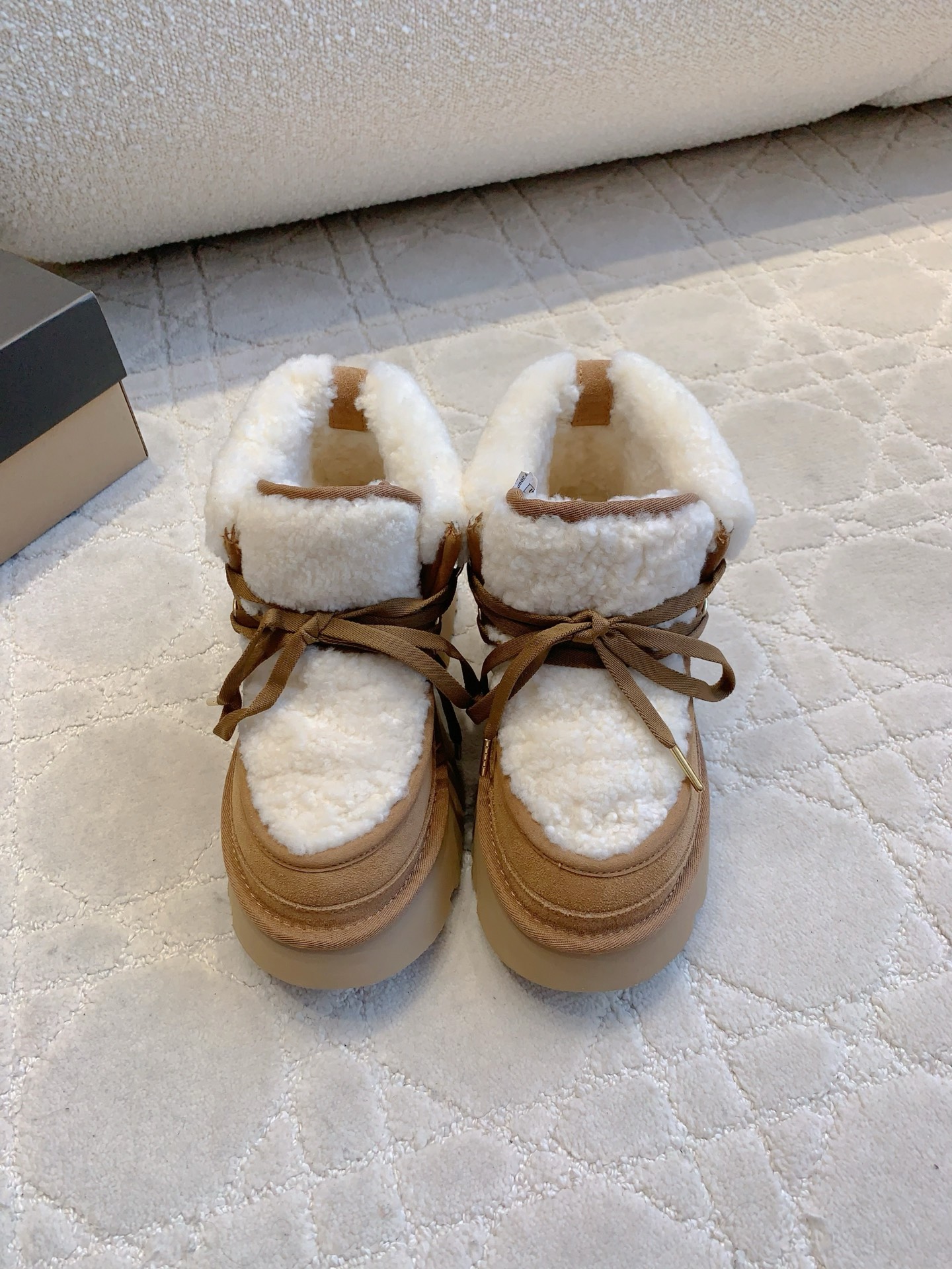 NO:626607,UGG's new wool warm thick-soled snow boots, super thick and warm, classic and versatile, cow suede upper, imported Australian one-piece sheepskin lining, sole thickness 6cm, size 35-39 (40 custom-made), snow boots, boots, sheepskin19860909UGG新款羊毛保暖厚底雪地靴 超级厚实保暖 经典百搭款 鞋面牛反绒 内里垫脚进口澳洲一体羊皮毛 底厚6cm 尺码35-39（40定做）,雪地靴,boots,sheepskin,Women's Shoes