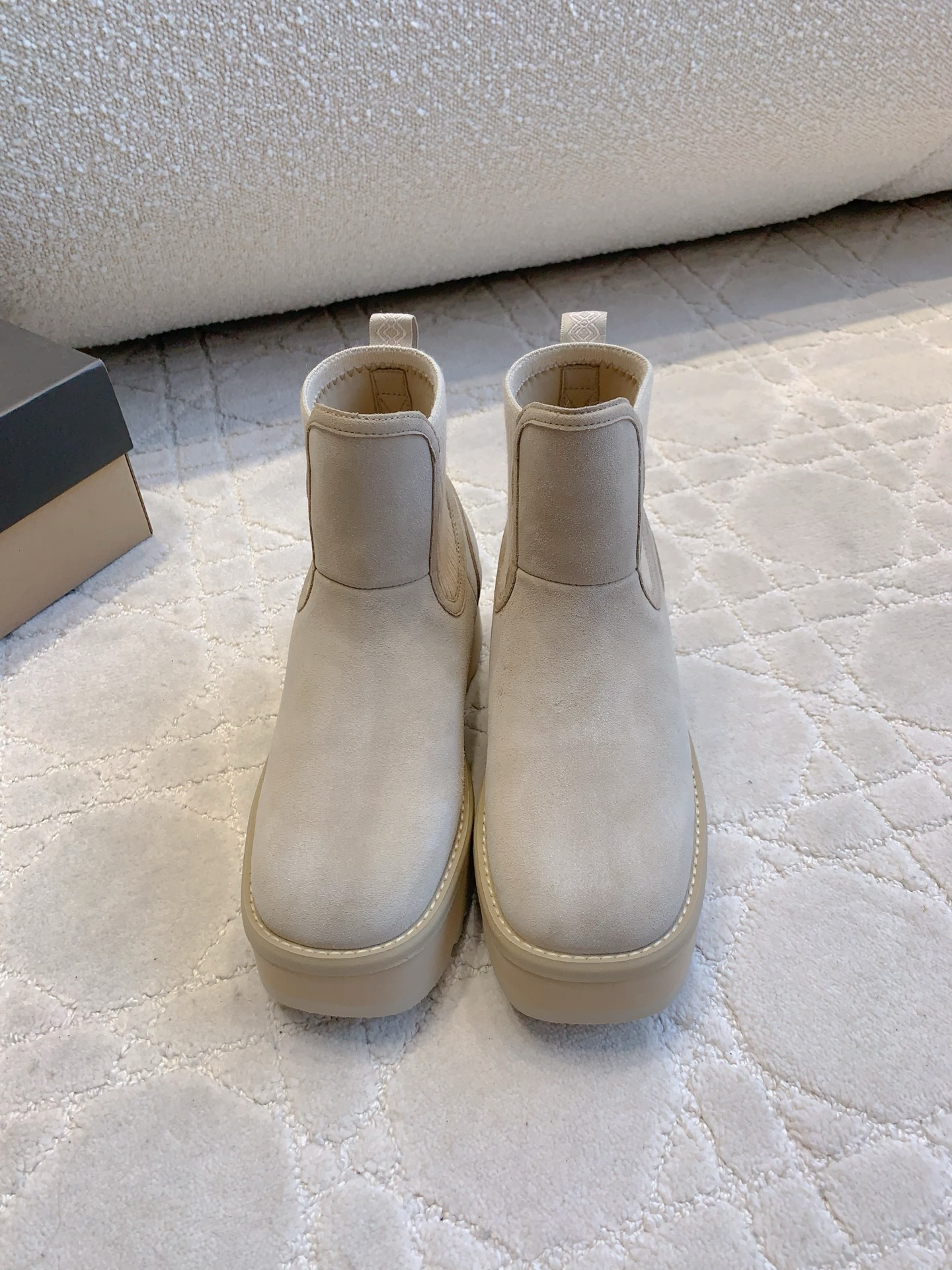 NO:626540,UGG's new wool warm thick-soled snow boots, super thick and warm, classic and versatile, cow suede upper, imported Australian one-piece sheepskin lining, sole thickness 5cm, size 35-39 (40 custom-made), snow boots, boots, sheepskin19860909UGG新款羊毛保暖厚底雪地靴 超级厚实保暖 经典百搭款 鞋面牛反绒 内里垫脚进口澳洲一体羊皮毛 底厚5cm 尺码35-39（40定做）,雪地靴,boots,sheepskin,Women's Shoes