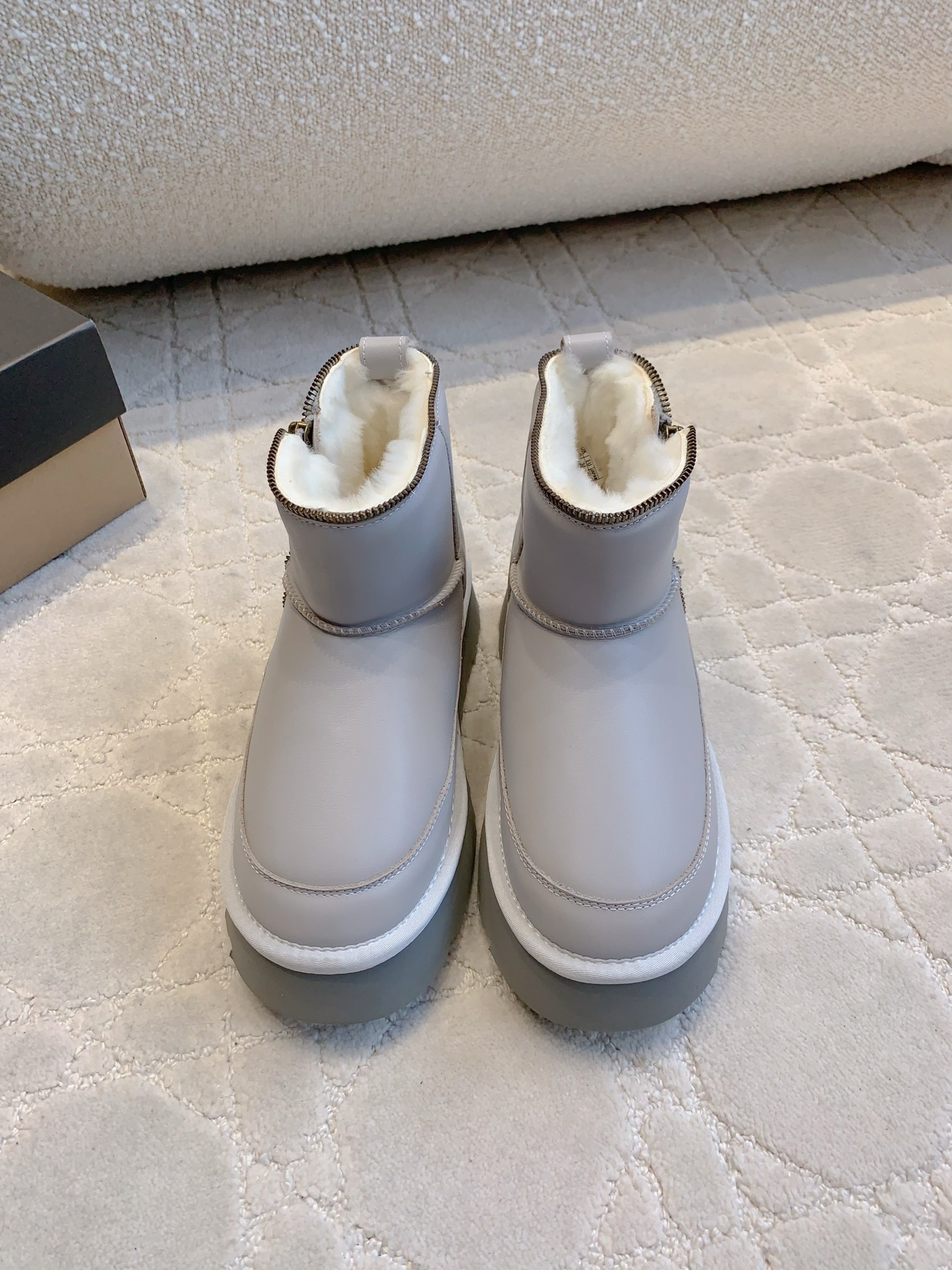 NO:626556,UGG motorcycle style wool warm thick-soled snow boots, super thick and warm, classic and versatile, cowhide upper, imported Australian one-piece sheepskin lining, sole thickness 4cm, size 35-39 (40 customized), snow boots, boots, cowhide, sheepskin19860909UGG摩托车款羊毛保暖厚底雪地靴 超级厚实保暖 经典百搭款 鞋面牛皮 内里垫脚进口澳洲一体羊皮毛 底厚4cm 尺码35-39（40定做）,雪地靴,boots,cowhide,sheepskin,Women's Shoes