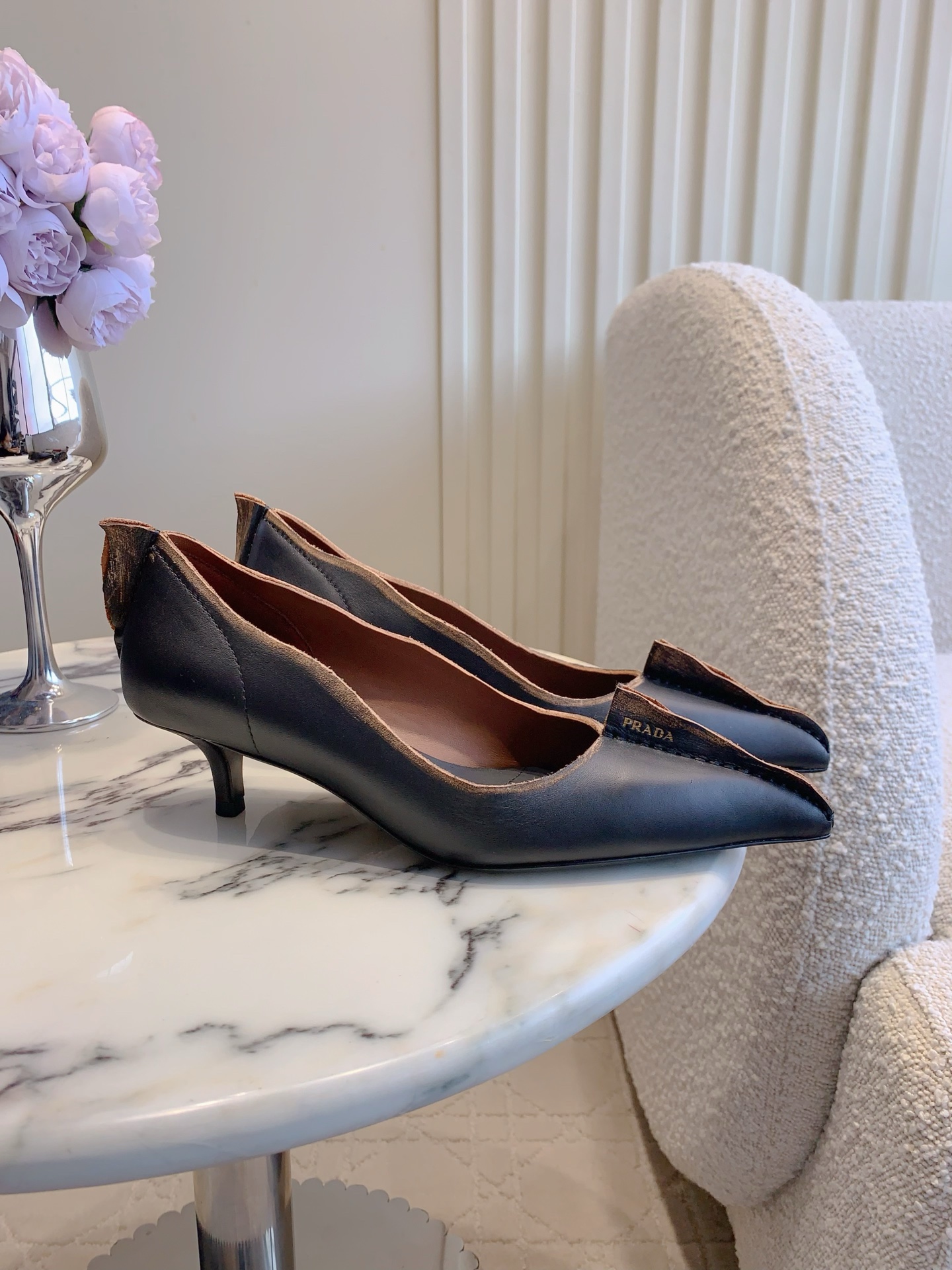 NO:630704,Top version Prad* new pointed-toe distressed high-heeled shoes, comfortable and easy to wear, very fashionable on the feet, simple and high-end, the upper feet are really slimming, the favorite of temperamental girls, absolutely beautiful, distressed calfskin on the upper, cowhide on the lining, Italian genuine leather outsole, heel height 7cm/3.5cm, size 35-39 (40 41 custom-made), high-heeled shoes, prada, high heels, cowhide, Leather soles19860909顶级版本 Prad*新款尖头做旧高跟鞋 舒适好穿 上脚巨时髦 简约的高级感 上脚真的很显瘦 气质小姐姐的心头爱 绝绝子好看 鞋面做旧小牛皮 内里垫脚牛皮 意大利真皮大底 跟高7cm/3.5cm 尺码35-39（40 41定做）,高跟鞋单鞋,prada,high heels,cowhide,Leather soles,Women's Shoes