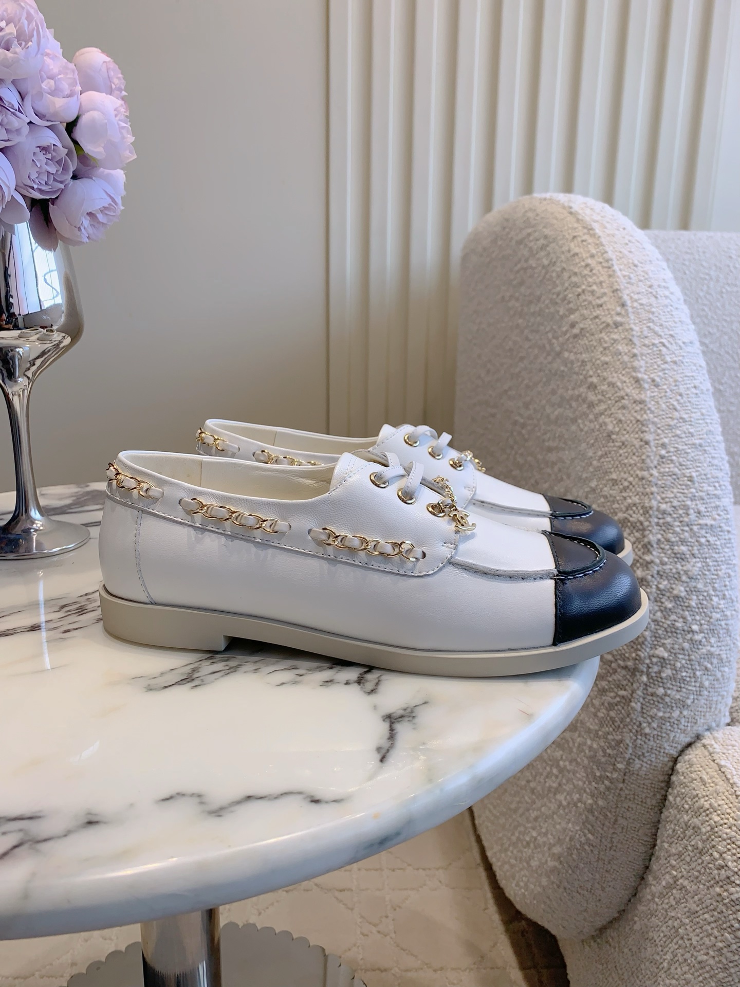 NO:629925,CHANE's latest chain lace-up shoes, Coco, are a must-have for girls. You can always trust the vision of Chanel designers. Perfect foot comfort. No pressure on the upper foot. Cowhide upper, sheepskin lining. Original molded outsole. Size 35-39 (40 41 custom-made), casual shoes/sports shoes, chanel, chanel, sneakers, cowhide, sheepskin.19860909CHANE*新款链条系带单鞋 Coco女孩必入 永远可以相信香奈儿设计师的眼光 上脚绝绝子 舒适度满分 上脚无压力  鞋面牛皮 内里垫脚羊皮 原版开模大底 尺码35-39（40 41定做）,休闲鞋/运动鞋,chanel,chanel,sneakers,cowhide,sheepskin,Women's Shoes