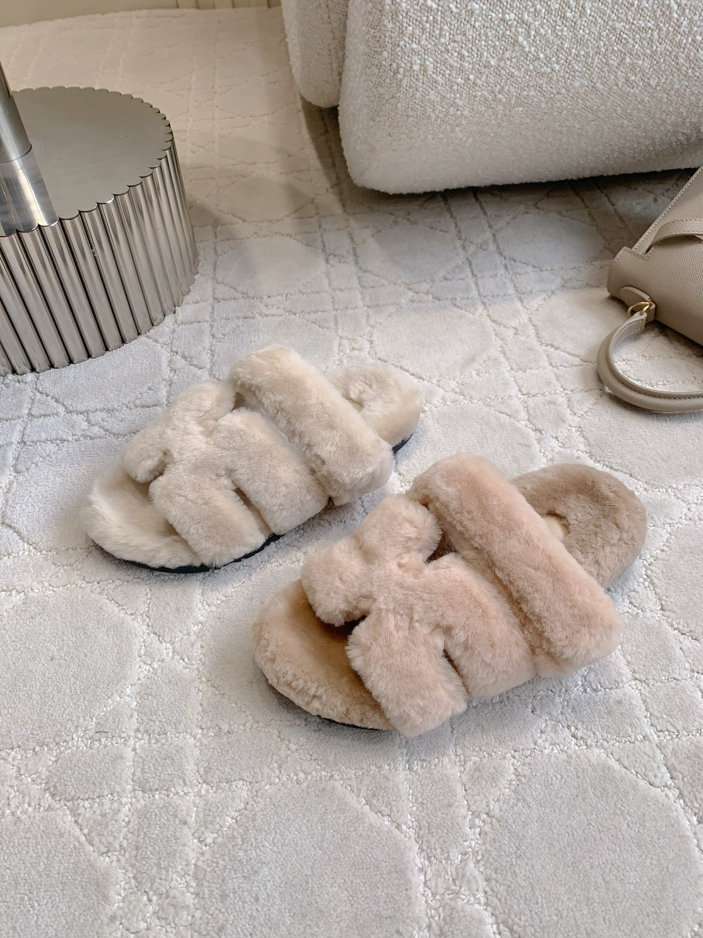 NO:630641,Top version Herme* classic Erjiu furry slippers. Super thick Australian imported wool. It feels like stepping on clouds. It lengthens the leg lines. The fabric is imported Australian wool. Original molded outsole. Size 35-39 (40 41 42 43 customized), furry shoes and slippers, hermes, slippers.19860909顶级版本 Herme*经典款二舅毛毛拖鞋 超级厚实的澳洲进口羊毛 犹如踩在云朵般的感觉 拉长腿部线条 面料进口澳洲羊毛 原版开模大底 尺码35-39（40 41 42 43定做）,毛毛鞋拖鞋,hermes,slippers,Women's Shoes