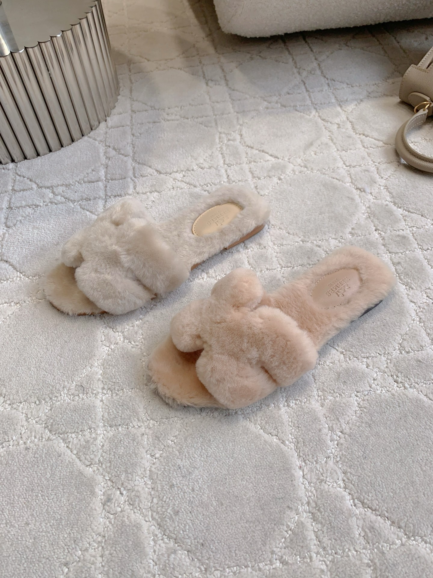 NO:630644,Top version Herme* classic H furry slippers. Super thick Australian imported wool. It feels like stepping on clouds. It lengthens the leg lines. The fabric is imported Australian wool. Original molded outsole. Size 35-39 (40 41 42 43 customized), furry shoes and slippers, hermes, slippers.19860909顶级版本 Herme*经典H毛毛拖鞋 超级厚实的澳洲进口羊毛 犹如踩在云朵般的感觉 拉长腿部线条 面料进口澳洲羊毛 原版开模大底 尺码35-39（40 41 42 43定做）,毛毛鞋拖鞋,hermes,slippers,Women's Shoes