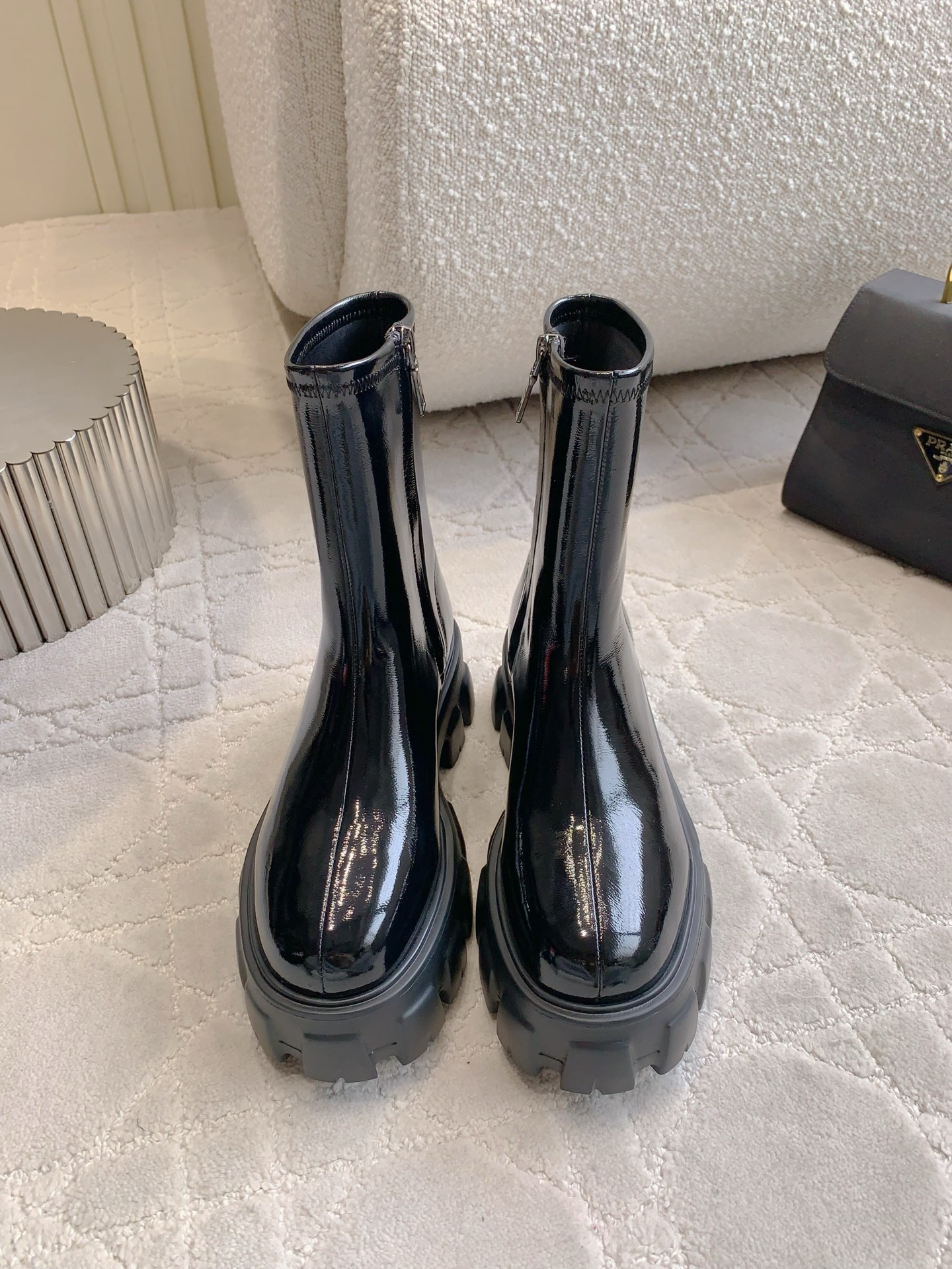 NO:630701,PRAD* new thick-soled short boots are soft and comfortable. The inner zipper design is easy to put on and take off. The shoes are smooth and handsome. They are super easy to wear. They are so cool on the feet. All-match boots. Super soft lambskin upper, cowhide for foot pads. Original molded outsole. Sizes 35-39 (40 41 custom-made), boots, prada, boots, cowhide, sheepskin19860909PRAD*新款厚底短靴 柔软舒适 内侧拉链设计方便穿脱 鞋型流畅帅气 超好穿 上脚简直酷炸了 万年百搭靴 鞋面超软小羊皮 垫脚牛皮 原版开模大底 尺码35-39（40 41定做）,靴子,prada,boots,cowhide,sheepskin,Women's Shoes