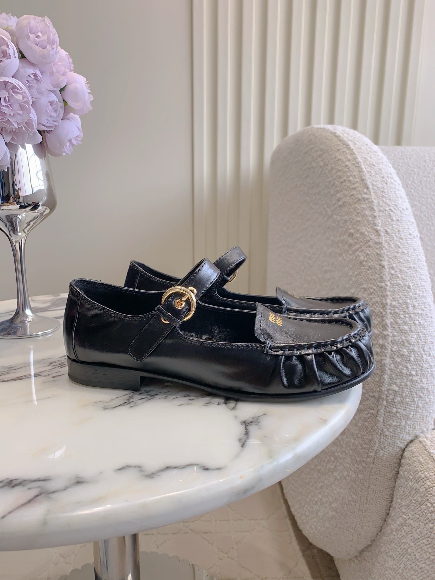 NO:630624,miu's new Mary Jane shoes are soft and comfortable. They are very easy to wear. The buckle decoration is very exquisite. They are well-behaved and reduce age. Original calfskin upper, sheepskin lining, original molded outsole, size 35-39 (customized for 40), single shoes Mary Jane, miumiu, mary jane, cowhide, sheepskin19860909miu新款玛丽珍单鞋 柔软舒适 超好穿 搭扣装饰非常精致 乖巧减龄 鞋面原版小牛皮 内里垫脚羊皮 原版开模大底 尺码35-39（40定做）,单鞋玛丽珍,miumiu,mary jane,cowhide,sheepskin,Women's Shoes