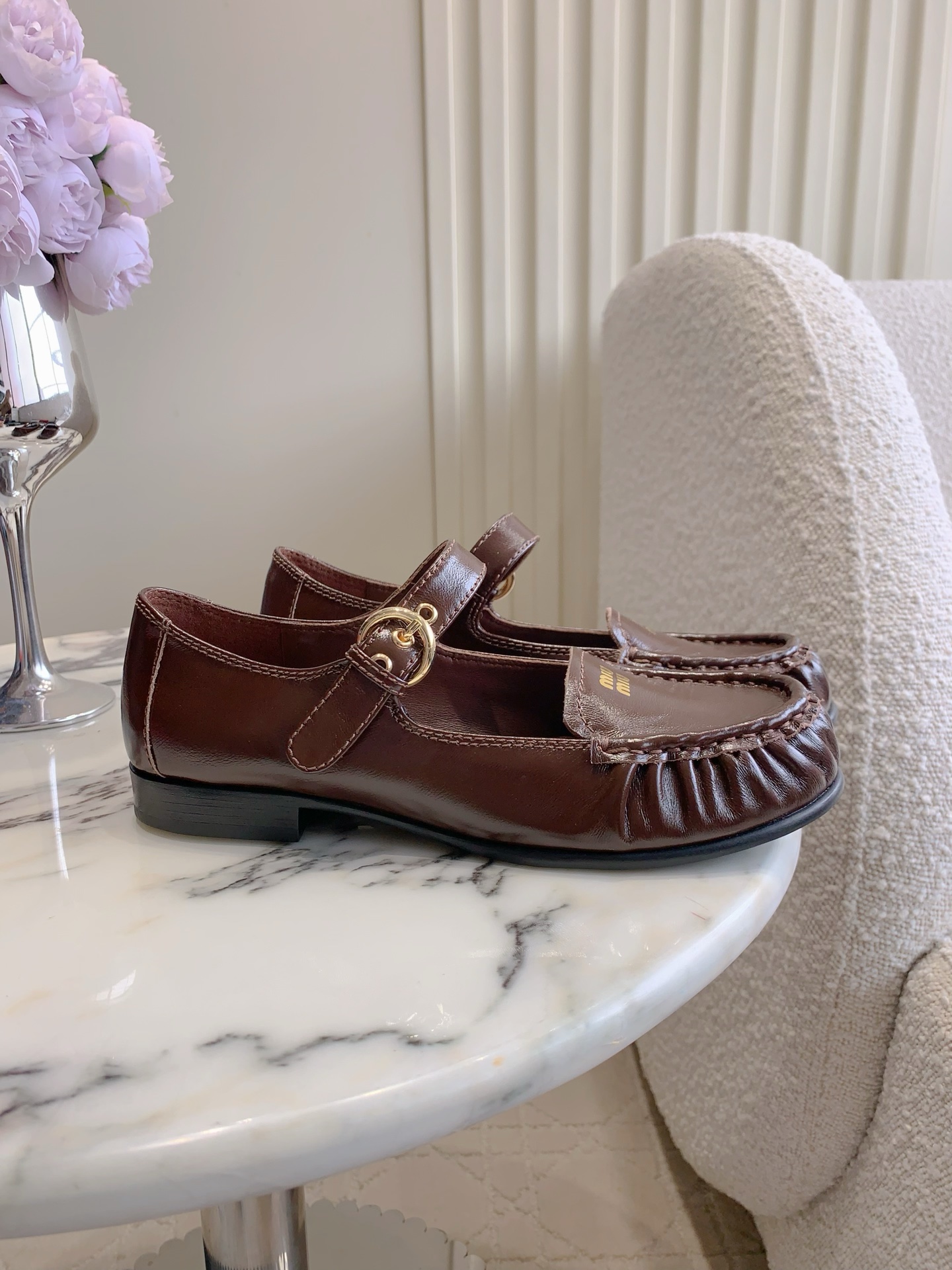 NO:630621,miu's new Mary Jane shoes are soft and comfortable. They are very easy to wear. The buckle decoration is very exquisite. They are well-behaved and reduce age. Original calfskin upper, sheepskin lining, original molded outsole, size 35-39 (customized for 40), single shoes Mary Jane, miumiu, mary jane, cowhide, sheepskin19860909miu新款玛丽珍单鞋 柔软舒适 超好穿 搭扣装饰非常精致 乖巧减龄 鞋面原版小牛皮 内里垫脚羊皮 原版开模大底 尺码35-39（40定做）,单鞋玛丽珍,miumiu,mary jane,cowhide,sheepskin,Women's Shoes