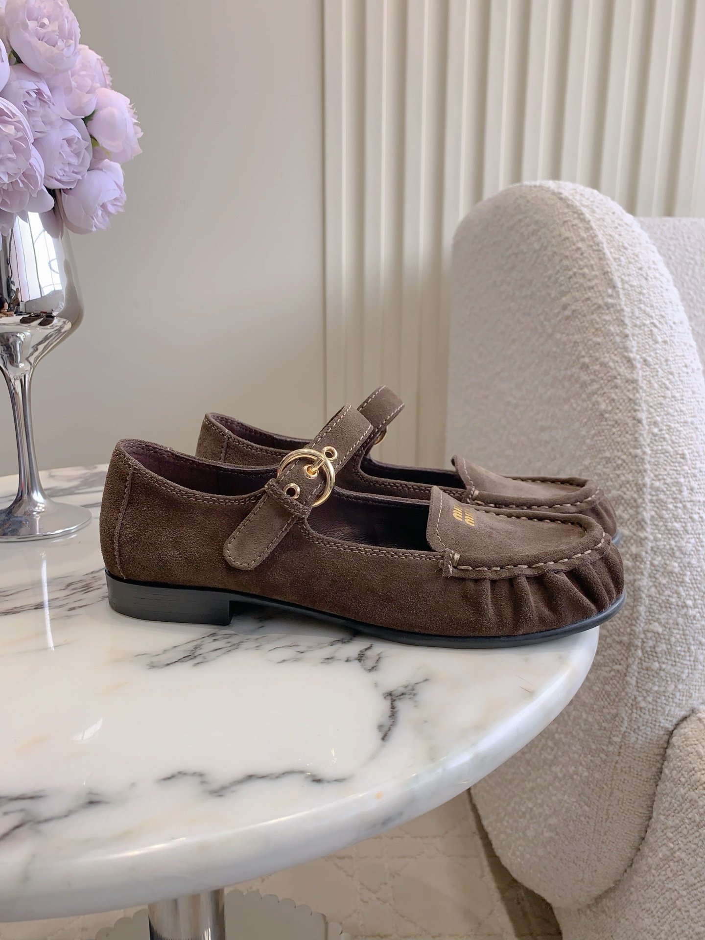 NO:630647,miu's new Mary Jane shoes are soft and comfortable. They are very easy to wear. The buckle decoration is very exquisite. They are well-behaved and reduce age. Original calfskin upper, sheepskin lining, original molded outsole, size 35-39 (customized for 40), single shoes Mary Jane, miumiu, mary jane, cowhide, sheepskin19860909miu新款玛丽珍单鞋 柔软舒适 超好穿 搭扣装饰非常精致 乖巧减龄 鞋面原版小牛皮 内里垫脚羊皮 原版开模大底 尺码35-39（40定做）,单鞋玛丽珍,miumiu,mary jane,cowhide,sheepskin,Women's Shoes