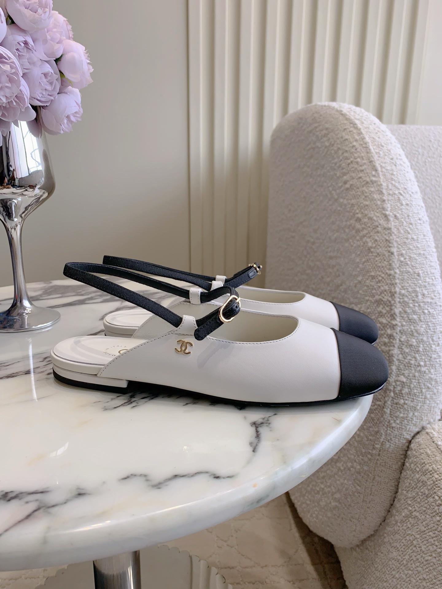 NO:630700,CHANE*'s new back hollow Mary Jane shoes. Chanel's high-end sense always impresses people. It looks like a simple style, but it is inexplicably high-end on the feet. Absolutely girly, comfortable and easy to wear. Sheepskin upper, sheepskin lining, Italian genuine leather outsole, size 35-39 (34 40 41 42 customized), Mary Jane, chanel, chanel, mary jane, sheepskin, Leather soles19860909CHANE*新款后空玛丽珍鞋 香家高级感这块总让人大写的服气 看起来简单的款式 但上脚就莫名很高级 绝对的少女感 舒适好穿 鞋面羊皮 内里垫脚羊皮 意大利真皮大底 尺码35-39（34 40 41 42定做）,玛丽珍,chanel,chanel,mary jane,sheepskin,Leather soles,Women's Shoes