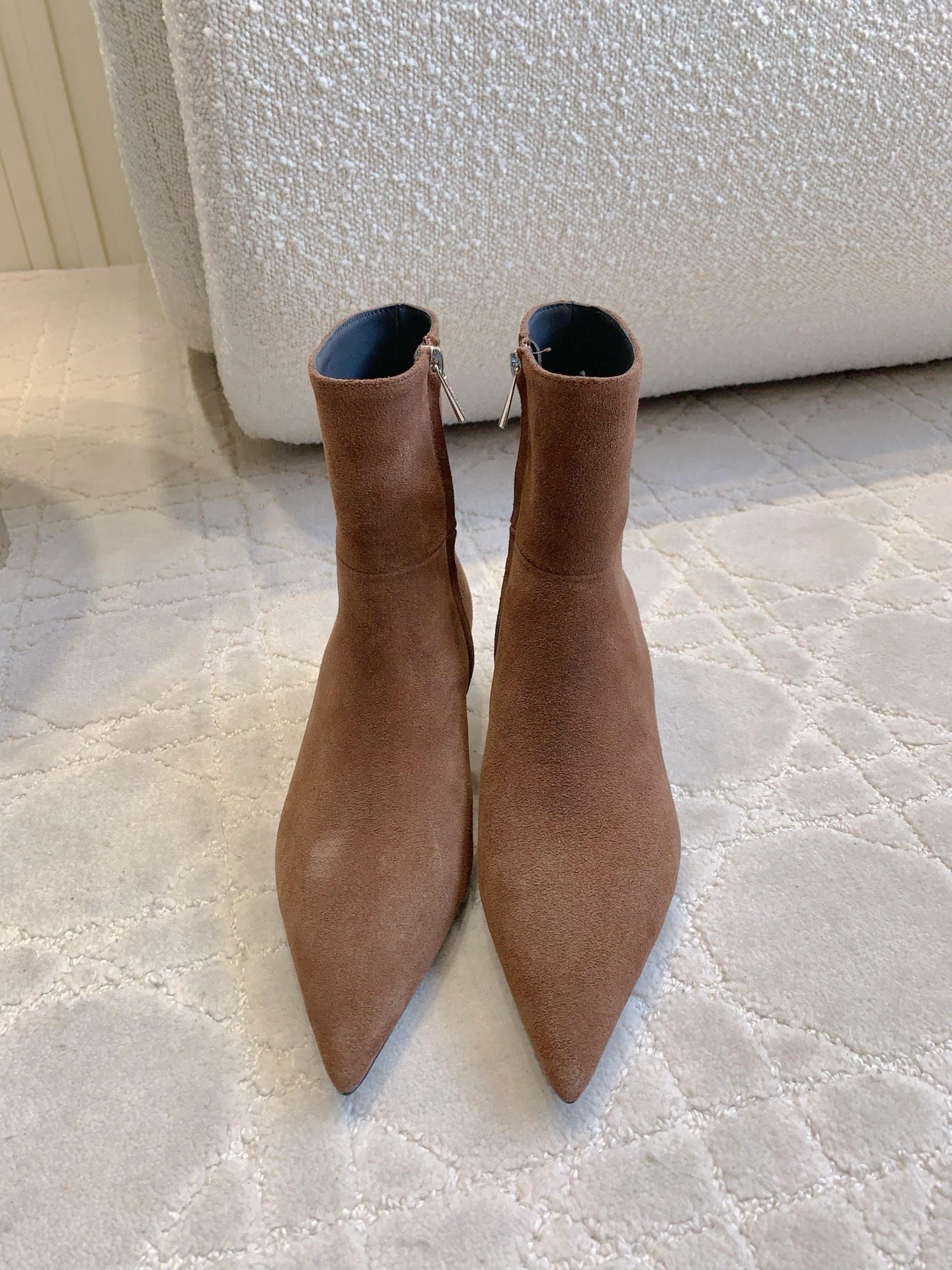 NO:630638,Short boots Long boots Jimmy Cho* new pointed toe small heel boots Super aura on the feet Can be worn in any outfit Classic metal logo decoration is simple and elegant Versatile boutique Calfskin upper/Sheep leather lining Sheepskin Italian genuine leather outsole Heel height 3.5cm Size 35-39 (40 custom-made), boots, jimmy choo, boots, cowhide, sheepskin, sheep, Leather soles19860909短靴 长靴 Jimmy Cho*新款尖头小跟靴 上脚超有气场 任何穿搭都能hold住 经典金属logo装饰简约大气 百搭精品 鞋面小牛皮/羊京 内里垫脚羊皮 意大利真皮大底 跟高3.5cm 尺码35-39（40定做）,靴子,jimmy choo,boots,cowhide,sheepskin,sheep,Leather soles,Women's Shoes