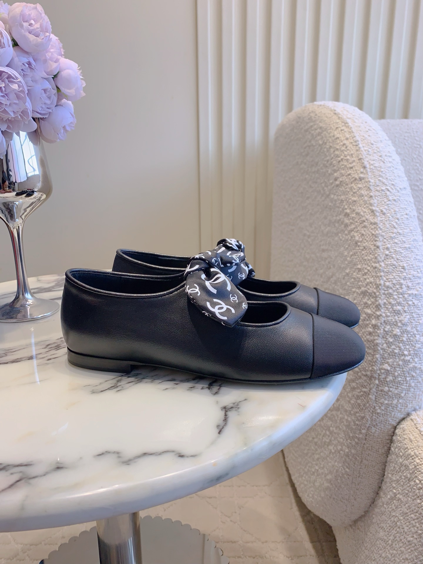 NO:630696,CHANE's new bunny ear bow Mary Jane shoes. Chanel's high-end sense always impresses people. It looks like a simple style, but it is inexplicably high-end on the feet. Absolutely girly, comfortable and easy to wear. Sheepskin upper, sheepskin lining, Italian genuine leather outsole, size 35-39 (34 40 41 customized), Mary Jane, chanel, chanel, mary jane, sheepskin, Leather soles19860909CHANE*新款兔耳朵蝴蝶结玛丽珍鞋 香家高级感这块总让人大写的服气 看起来简单的款式 但上脚就莫名很高级 绝对的少女感 舒适好穿 鞋面羊皮 内里垫脚羊皮 意大利真皮大底 尺码35-39（34 40 41定做）,玛丽珍,chanel,chanel,mary jane,sheepskin,Leather soles,Women's Shoes