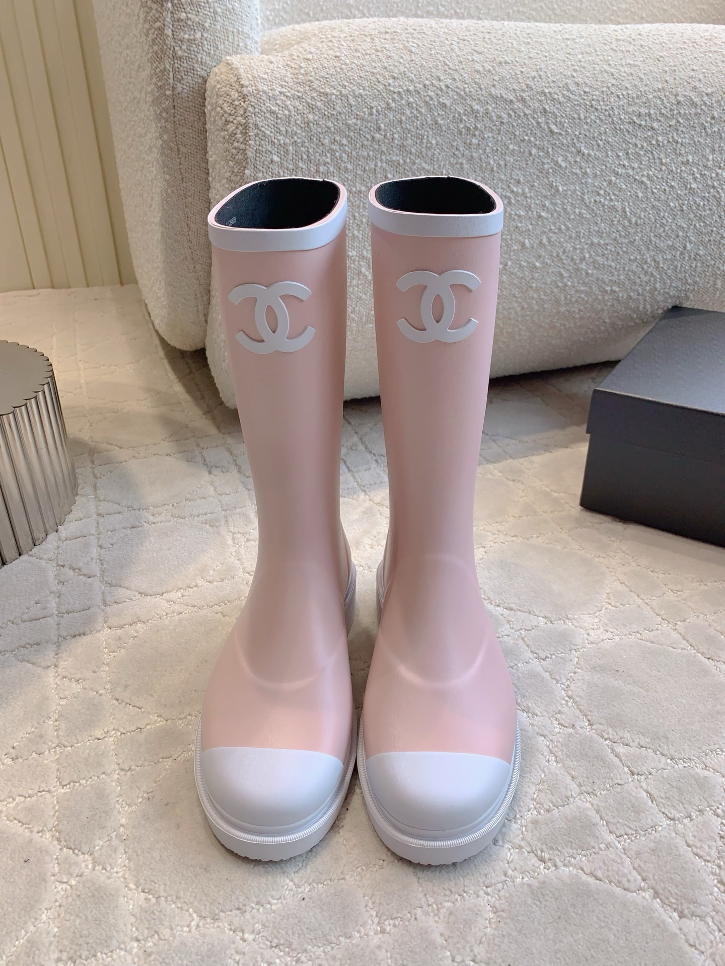 NO:648618,Top version Chane* new seamless version of rain boots. Correct version. Same rubber material as the original. Softer and more leg-covering. Original method, seamless in the middle!  After more than 2 months, we adjusted the shoe last and details to achieve a qualitative leap, which can satisfy you who pursue perfect details!  Rubber vulcanization process without seams Rubber vulcanization production process, consistent with the original version Environmentally friendly rubber material, no odor, consistent with the original version No seams, consistent with the original version The sole and boot shaft are a combined cold bonding process, non-one-time molding, consistent with the original version Size: 35-39 (40 41 customized), boots, chanel, boots, rain boots19860909顶级版本 Chane* 新款无缝版本雨靴 对版货 原版一致橡胶材质 更软更包脚,原版做法,中间无缝！ 再历经2个多月,从鞋楦、细节等方面调整,实现质的飞跃,可以满足追求细节完美的你！ 无中缝线橡胶硫化工艺 橡胶硫化生产工艺,与原版一致 环保橡胶材质,无异味,与原版一致 无合缝线,与原版一致 鞋底和靴筒是组合冷粘工艺,非一次性成型,与原版一致 Size:35-39（40 41定做）,靴子,chanel,boots,rain boots,Women's Shoes