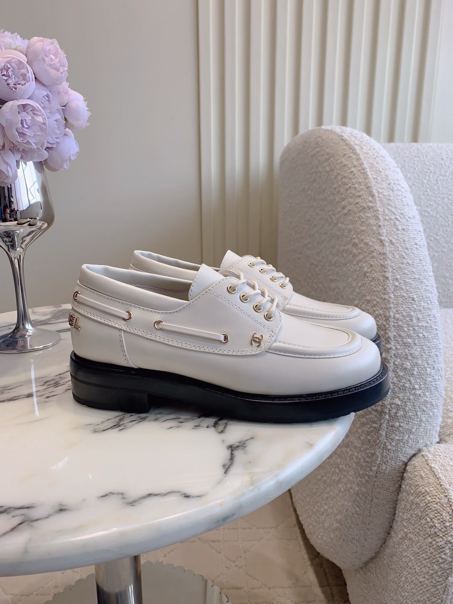 NO:648593,CHANE's latest lace-up loafer, Coco, is a must-have for girls. You can always trust the vision of Chanel designers. Perfect foot comfort. No pressure on the upper foot. Cowhide upper, sheepskin lining. Original molded outsole. Size 35-39 (customized for 40), loafers, chanel, chanel, loafers, cowhide, sheepskin.19860909CHANE*新款绑带乐福鞋 Coco女孩必入 永远可以相信香奈儿设计师的眼光 上脚绝绝子 舒适度满分 上脚无压力  鞋面牛皮 内里垫脚羊皮 原版开模大底 尺码35-39（40定做）,乐福鞋,chanel,chanel,loafers,cowhide,sheepskin,Women's Shoes
