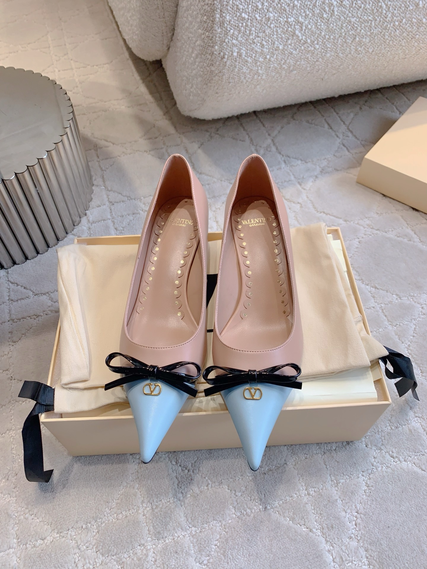 NO:648630,Back empty, single shoes, high version Valentin* new bow high heels, elegant and age-reducing, gentle lady style, soft and comfortable, not picky about the foot shape, very easy to control, calfskin upper, sheepskin lining, Italian leather outsole, 3cm/7.5cm two heel heights, sizes 35-39 (40 41 42 custom-made), sandals, valentino, sandals, high heels, cowhide, sheepskin, Leather  soles19860909后空,单鞋 高版本 Valentin*新款蝴蝶结高跟鞋 优雅减龄 温柔淑女风  柔软舒适 不挑脚型 非常好驾驭 鞋面小牛皮 内里垫脚羊皮 意大利真皮大底 3cm/7.5cm两种跟高 尺码35-39（40 41 42定做）,凉鞋单鞋,valentino,sandals,high heels,cowhide,sheepskin,Leather soles,Women's Shoes