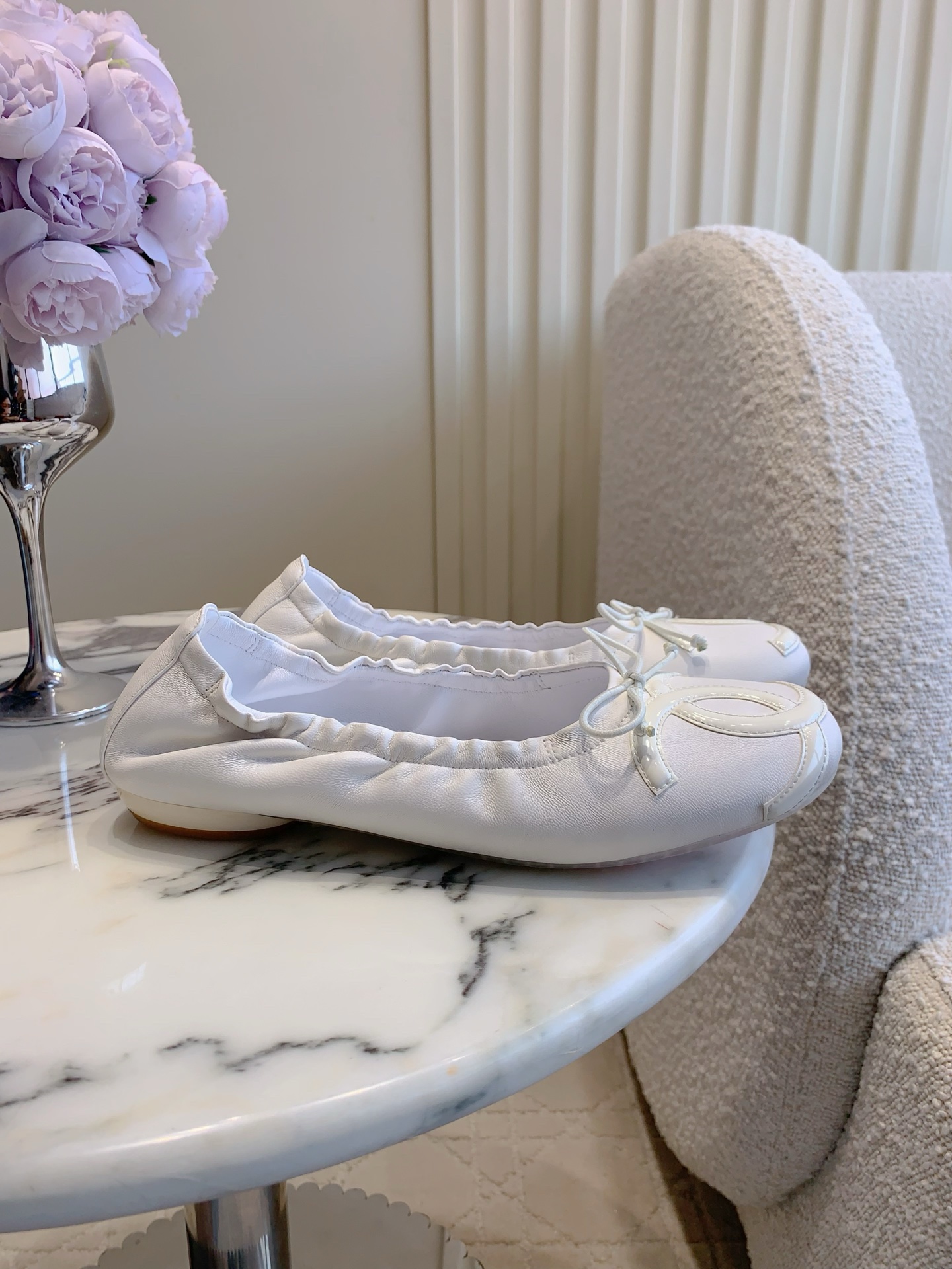 NO:648626,Chane*'s new Kangpeng flats have a great effect on the feet. They can be easily controlled in any outfit. They are well-handled and comfortable on the feet. A versatile item that can be casual or formal and elegant. Sheepskin upper, sheepskin lining. Original molded outsole. Sizes 35-39 (customized in 40), single shoes, chanel, flats, sheepskin19860909Chane*新款康鹏鞋平底鞋 上脚效果绝了 任何穿搭都能轻松驾驭 妥妥拿捏 脚感舒适 可休闲可正式优雅的百搭单品 鞋面羊皮 内里垫脚羊皮 原版开模大底 尺码35-39（40定做）,单鞋,chanel,flats,sheepskin,Women's Shoes