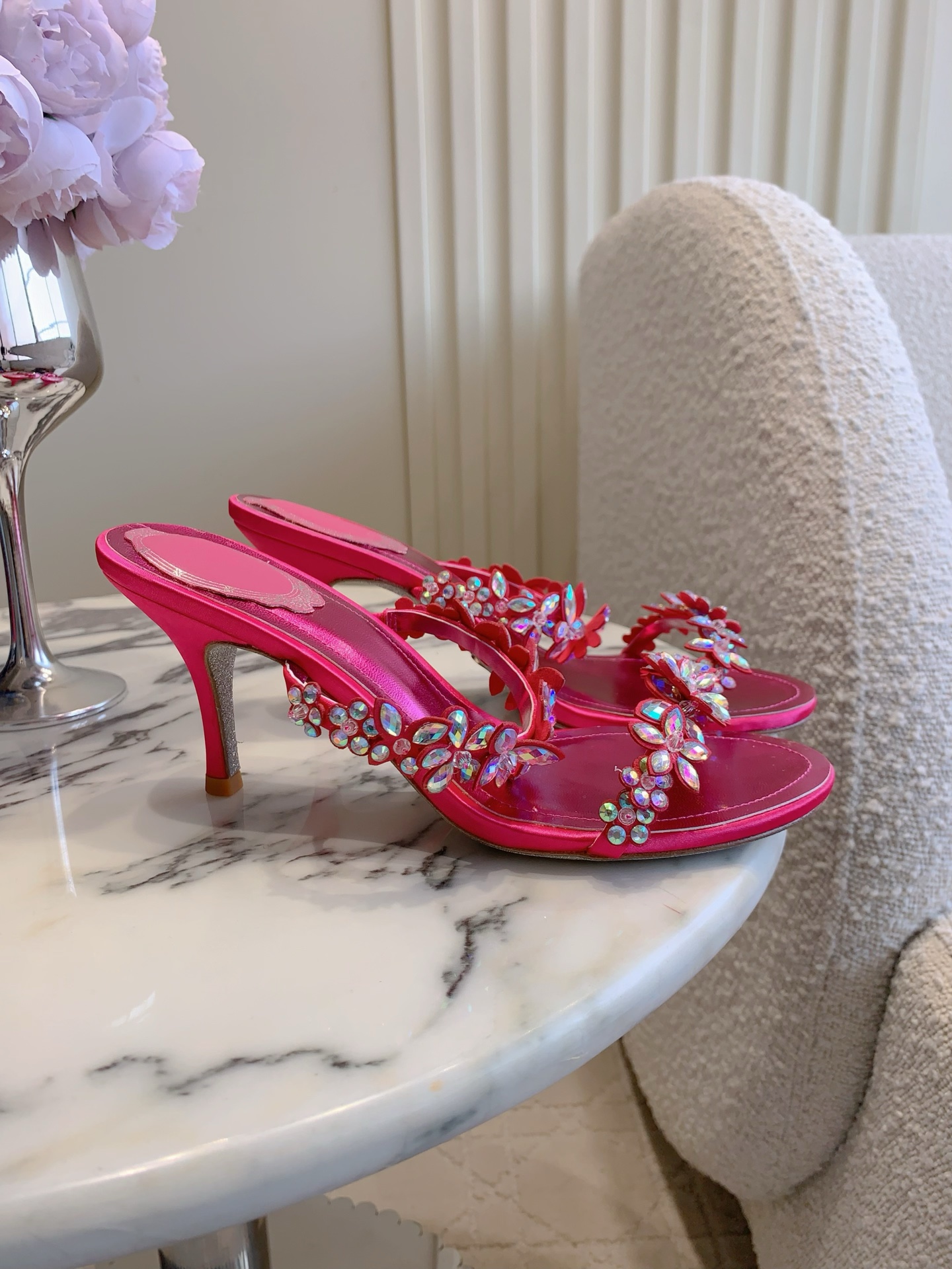 NO:787562,Slippers Sandals Ren* Caovill* Heavy Industry Flower Crystal Series High Heels bling bling is exquisite and attractive. It can be called a handicraft. The upper is hand-made with crystals. The lining is sheepskin. Italian genuine leather outsole. Heel height 7.5cm. Size 35-39 (34 40 41 42 43 customized), high heels, sandals, high heels, slippers, sheepskin, Leather soles.19860909拖鞋 凉鞋 Ren* Caovill*重工花朵水晶系列高跟鞋 bling bling精致逼人 堪称工艺品 鞋面纯手工镶嵌水晶 内里垫脚羊皮 意大利真皮大底 跟高7.5cm 尺码35-39（34 40 41 42 43定做）,高跟鞋,sandals,high heels,slippers,sheepskin,Leather soles,Women's Shoes