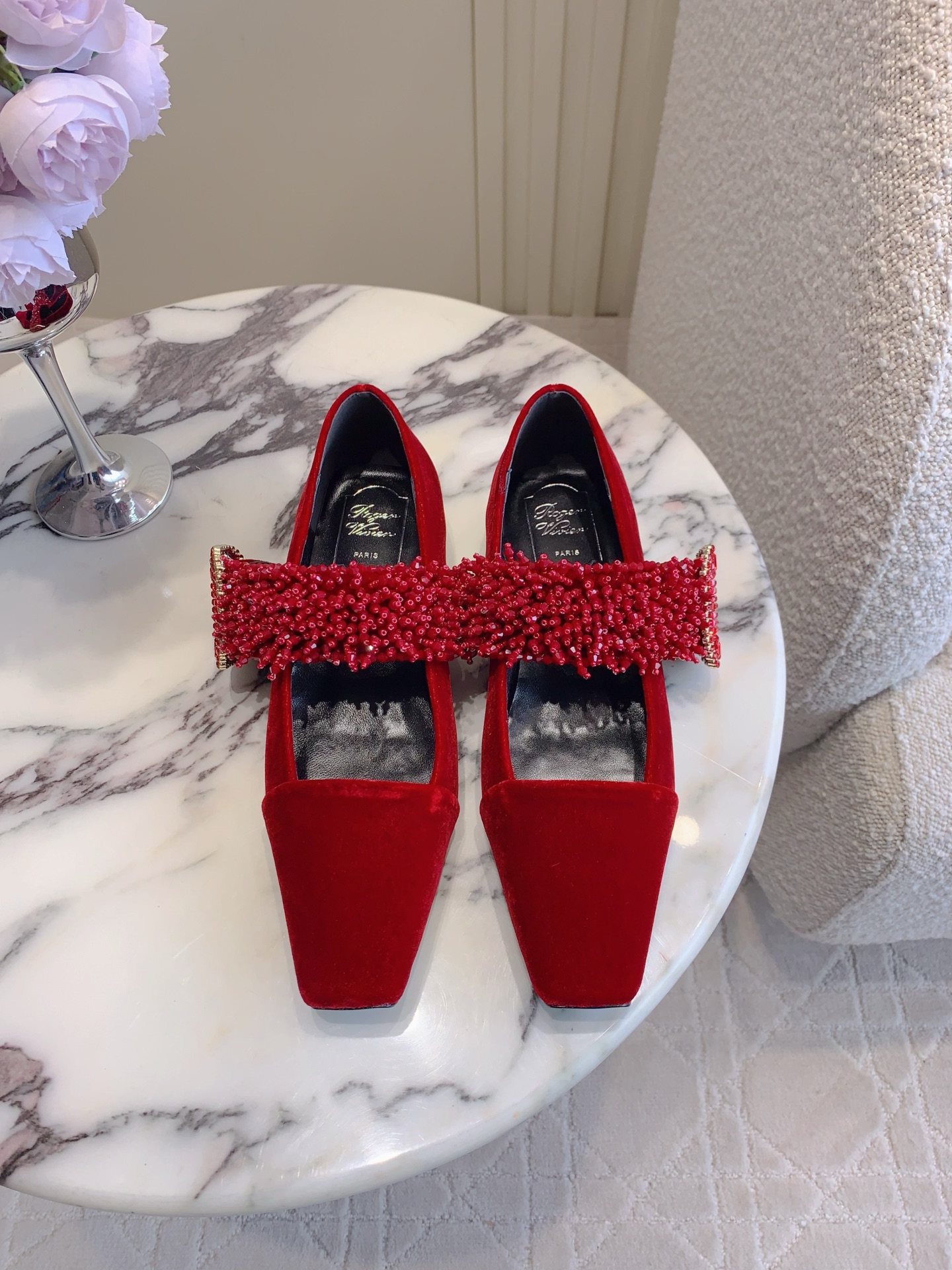 NO:681859,Roger Vivie* new velvet square buckle rhinestone Mary Jane shoes, the highly anticipated Mary Jane, great comfort on the feet, beautiful and sweet cool style, every girl should have a pair, imported velvet upper, hand-made beads, ZP molded super flash rhinestone buckle, top-grade mixed sheepskin lining, Italian genuine leather outsole, size 35-39 (34 40 41 custom-made), single shoes, roger vivier,mary  jane,sheepskin,Leather soles19860909Roger Vivie*新款丝绒方扣水钻玛丽珍单鞋 万众期待的玛丽珍 上脚舒适度太棒啦 美丽又甜酷的风格 每个女生都要有一双 鞋面进口天鹅绒 纯手工钉珠 ZP开模超闪水钻扣 内里垫脚顶级混种羊皮 意大利真皮大底 尺码35-39（34 40 41定做）,单鞋,roger vivier,mary jane,sheepskin,Leather soles,Women's Shoes