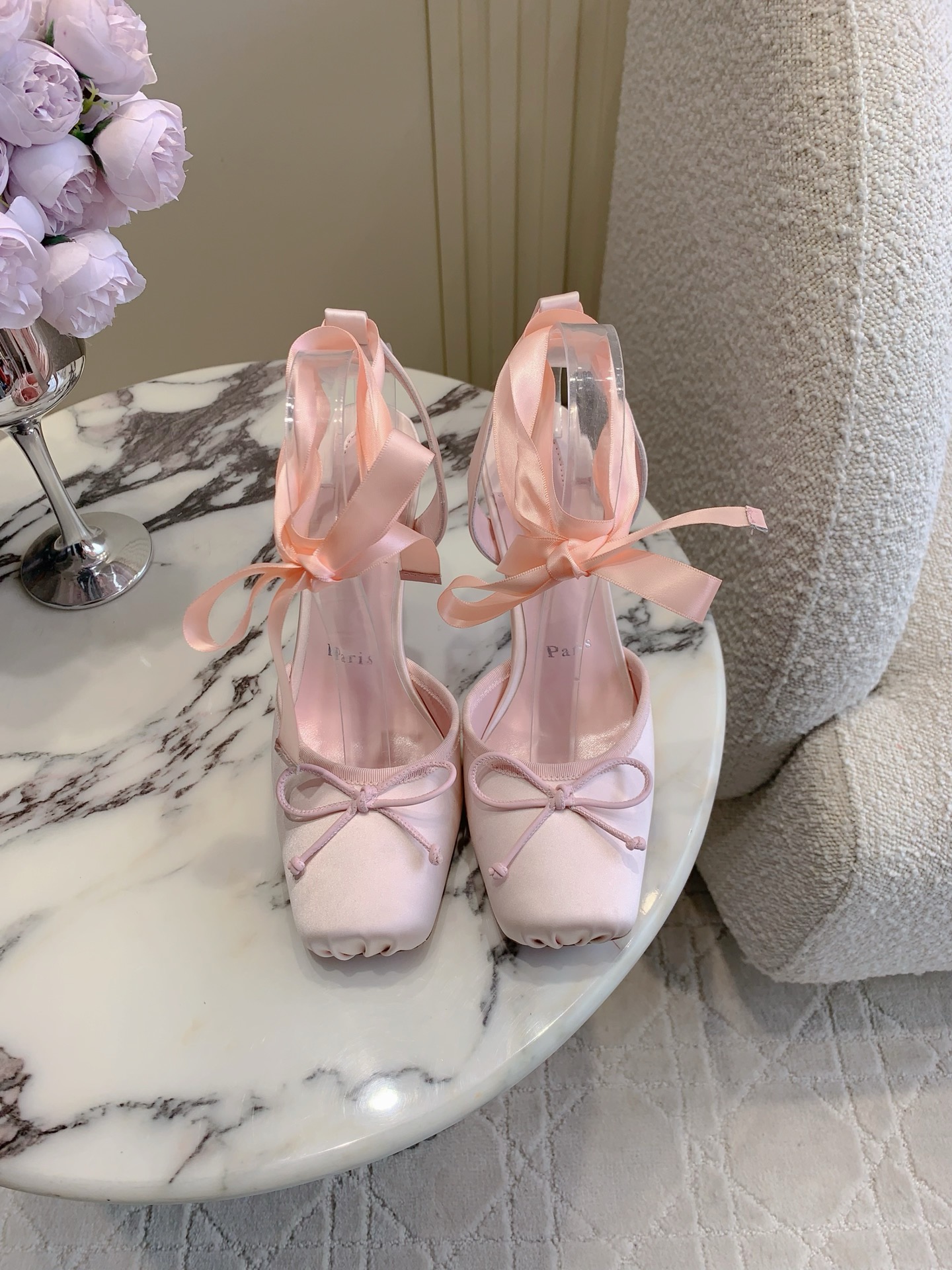 NO:787605,Christian Loubouti* new ballet high-heeled shoes. Ballet high-heeled shoes simply subvert the perception of sisters. The upper feet are simply like the fairy herself, okay? ♀ The classic bow on the toe is hand-kneaded pleated design. The ribbon wraps around the ankle. The upper feet are so beautiful that they are speechless. What girl is not tempted? The upper is silk, the lining is sheepskin, the original imported AR1 top-grade leather outsole, and the heel height is 9.5cm.  Size 35-39 (34.40.41.42.43 customized), high heels, high heels, sheepskin, real silk, Leather soles19860909Christian Loubouti* 新款芭蕾高跟鞋 芭蕾高跟鞋简直颠覆认知姐妹们 上脚简直就是仙女本人好吗♀ 鞋头经典蝴蝶结手工捏褶设计 丝带缠绕脚踝 上脚美到失语那种 又有哪个女孩子不心动呢 鞋面真丝 内里垫脚羊皮 原版进口AR1顶级真皮大底 跟高9.5cm 尺码35-39（34.40.41.42.43定做）,高跟鞋,high heels,sheepskin,real silk,Leather soles,Women's Shoes