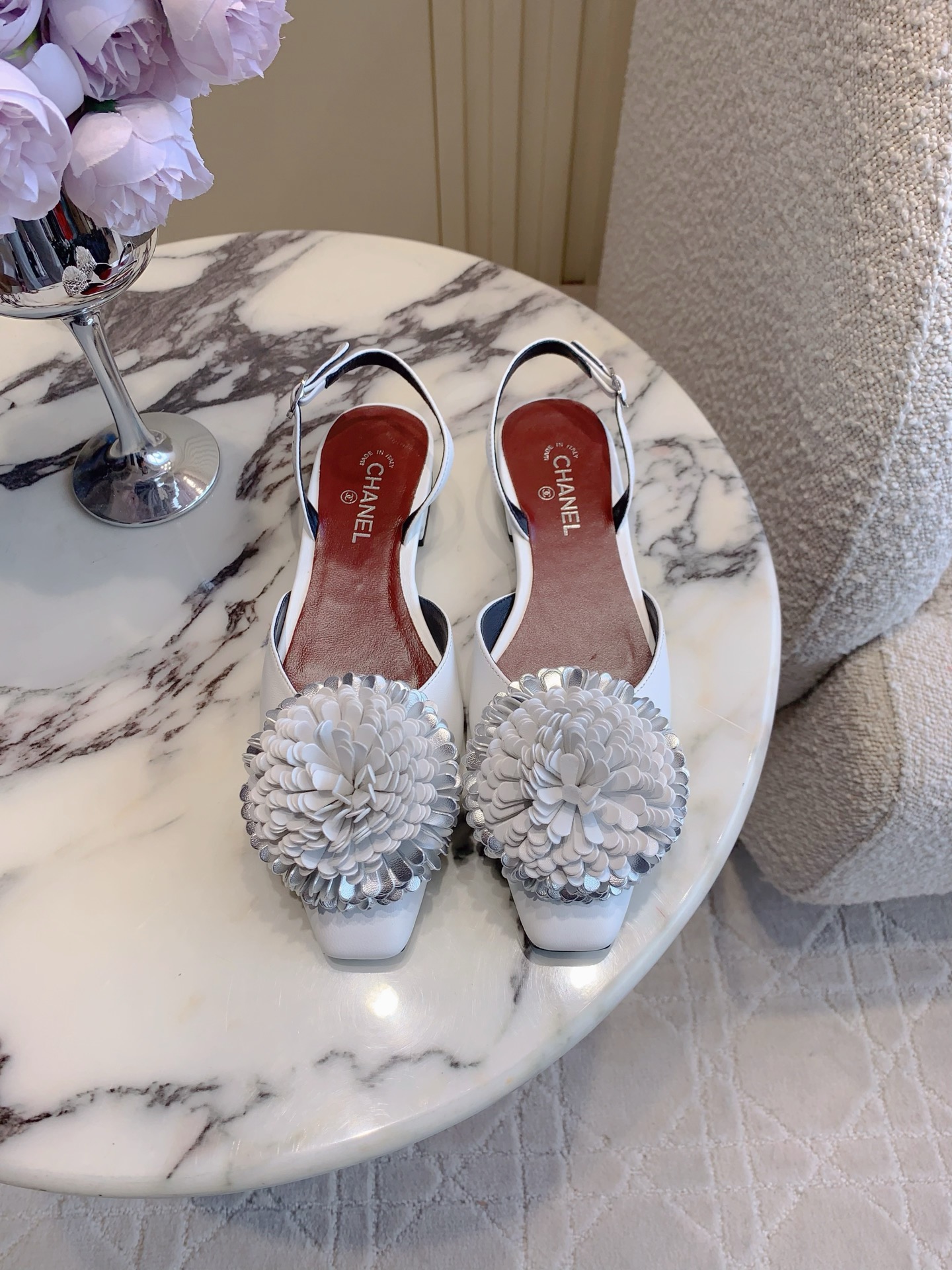 NO:876494,Back empty shoes CHANE* new tassel flower flats. The high-end sense of Chanel always impresses people. It looks like a simple style, but it is inexplicably high-end on the feet. Absolutely girly feeling. Comfortable and easy to wear. Lambskin upper, sheepskin lining, Italian genuine leather outsole, size 35-39 (40 41 custom-made), single sandals, chanel, chanel, sandals, flats, sheepskin, Leather soles19860909后空 单鞋 CHANE*新款流苏花朵平底鞋 香家高级感这块总让人大写的服气 看起来简单的款式 但上脚就莫名很高级 绝对的少女感 舒适好穿 鞋面小羊皮 内里垫脚羊皮 意大利真皮大底 尺码35-39（40 41定做）,单鞋凉鞋,chanel,chanel,sandals,flats,sheepskin,Leather soles,Women's Shoes