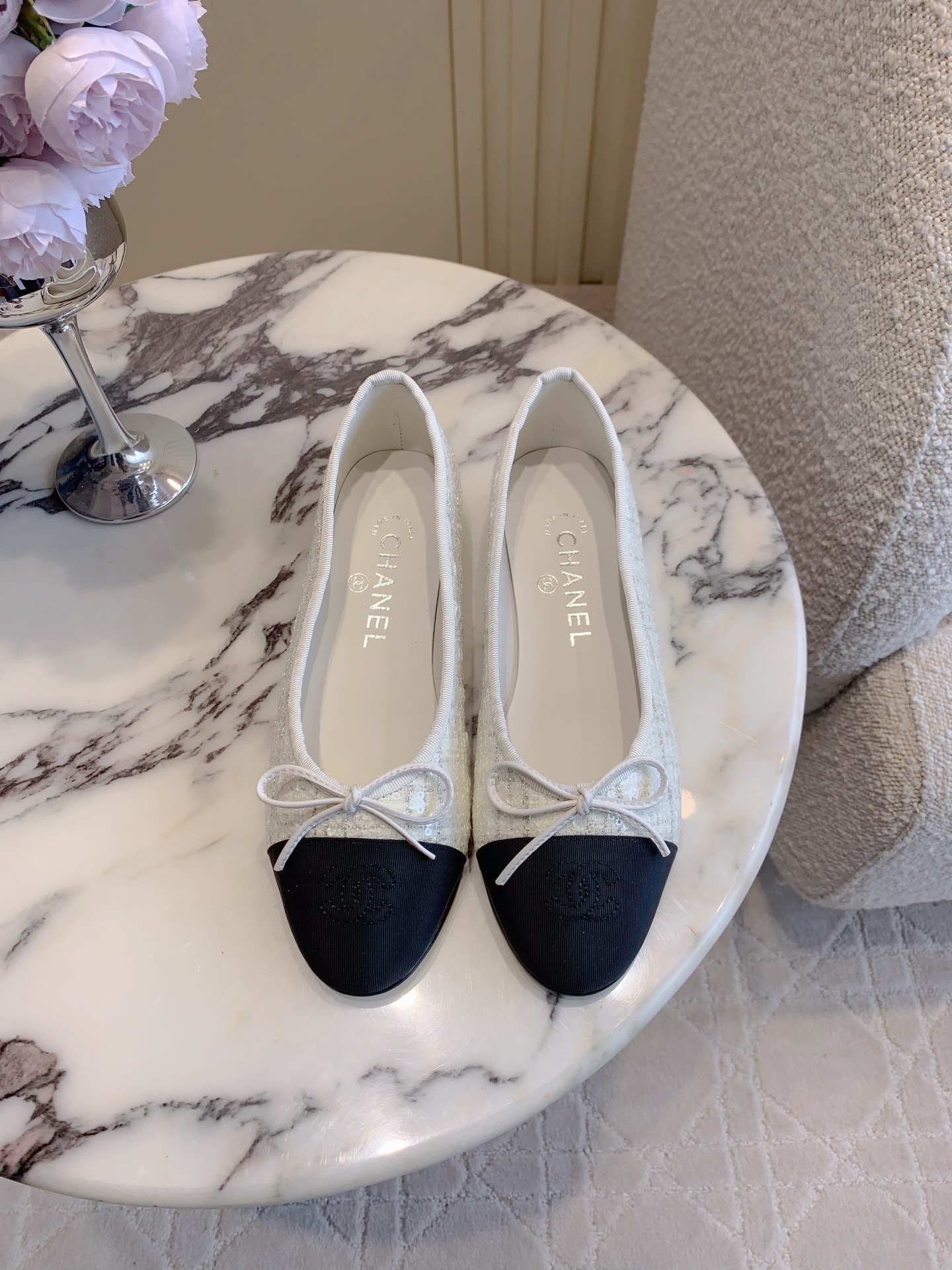 NO:749115,Chane* new bow flat ballet shoes. Timeless classic. Comfortable, breathable and easy to wear. Relaxed sense of luxury. Must-have item for all seasons. Original lambskin/tweed/velvet upper. Sheepskin lining. Italian genuine leather outsole. Size 35-39 (40 41 custom-made), ballet shoes, chanel, sheepskin, Leather soles19860909Chane*新款蝴蝶结平底芭蕾舞鞋 永恒的经典款 舒适透气超好穿 松弛的高级感 四季必备单品  鞋面原版小羊皮/粗花呢/天鹅绒 内里垫脚羊皮 意大利真皮大底 尺码35-39（40 41定做）,芭蕾舞鞋,chanel,sheepskin,Leather soles,Women's Shoes