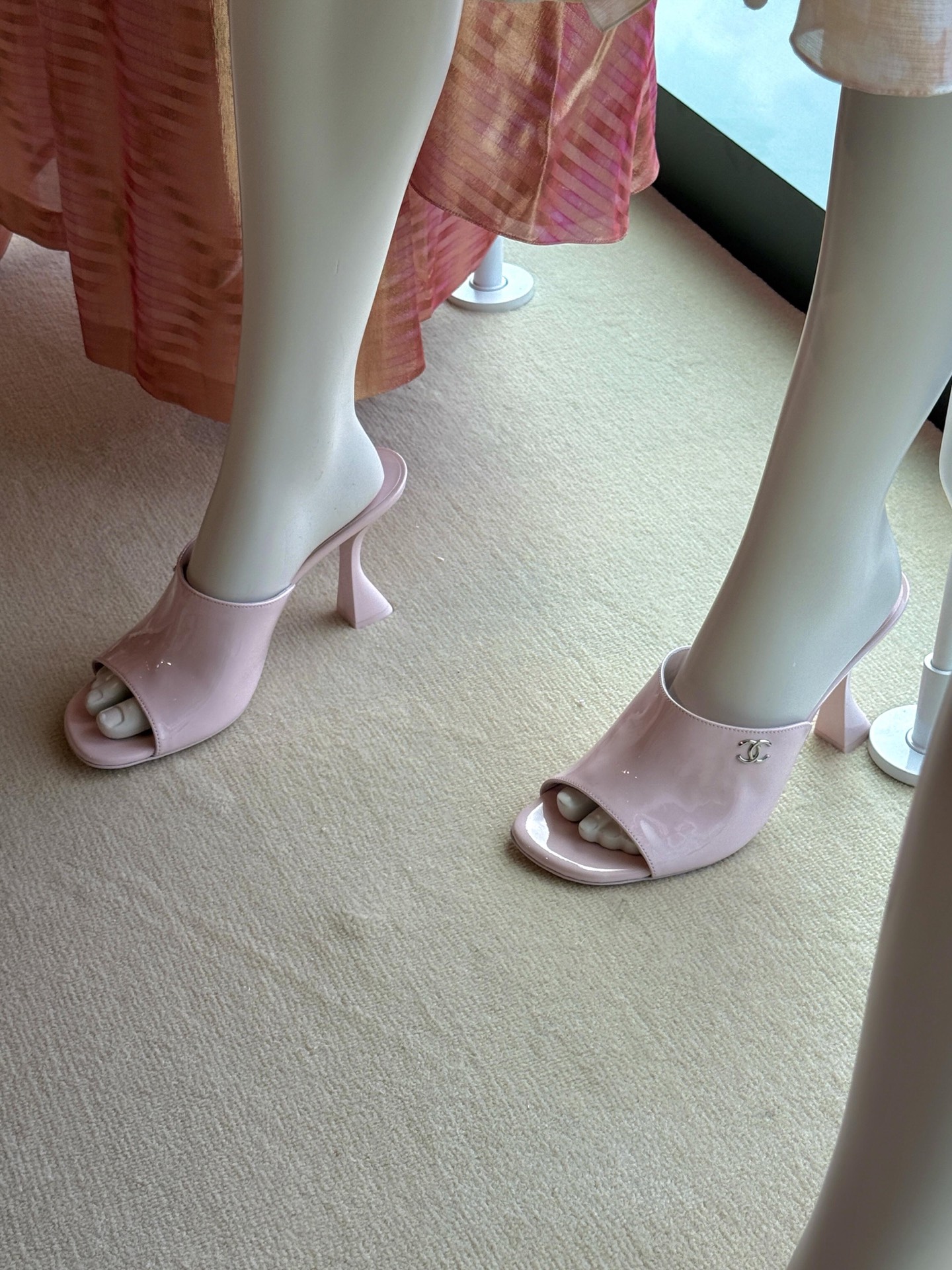 NO:876487,On-foot demonstration, high heels and slippers, high heels, slippers19860909上脚示范,高跟鞋拖鞋,high heels,slippers,Women's Shoes