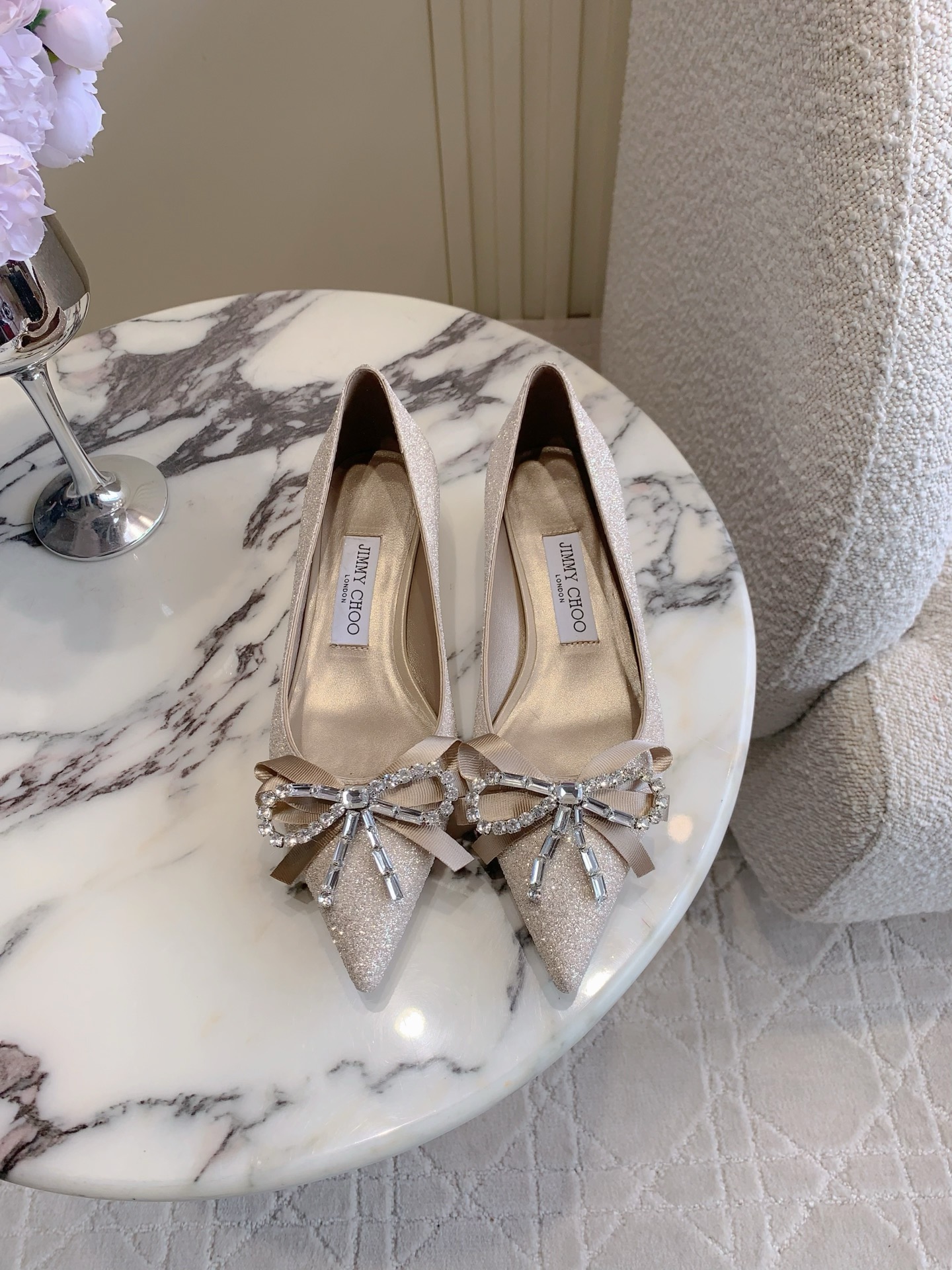 NO:760097,JimmyCho*'s new crystal bow high heels are elegant and fall in love with you at first sight. Auria70 series high heels are made of glossy soft polished cow leather material. The soft curved heel is matched with an elegant pointed toe, which has a unique modern fashion sense. The satin webbing and oversized crystal bow are super eye-catching, exuding exquisite charm and making you fall in love at first sight. The upper is calfskin/Glitt flash, the lining is sheepskin, and the Italian genuine leather outsole. Heel height is 2cm/7cm.  Size 35-39 (customized to 40), high-heeled shoes, jimmy choo, high heels, cowhide, sheepskin, Leather soles19860909JimmyCho*新款水晶蝴蝶结高跟鞋 一眼就沦陷的优雅 Auria70系列高跟鞋 采用亮面软抛光牛皮革材质制作,柔和弧形鞋跟搭配优雅尖头,别具摩登时尚感. 缎面织带和超大号水晶饰蝴蝶结超吸睛,散发精致魅力,令人一见倾心 鞋面小牛皮/格力特闪面 内里垫脚羊皮 意大利真皮大底 跟高 2cm/7cm 尺码35-39（40定做）,高跟鞋单鞋,jimmy choo,high heels,cowhide,sheepskin,Leather soles,Women's Shoes