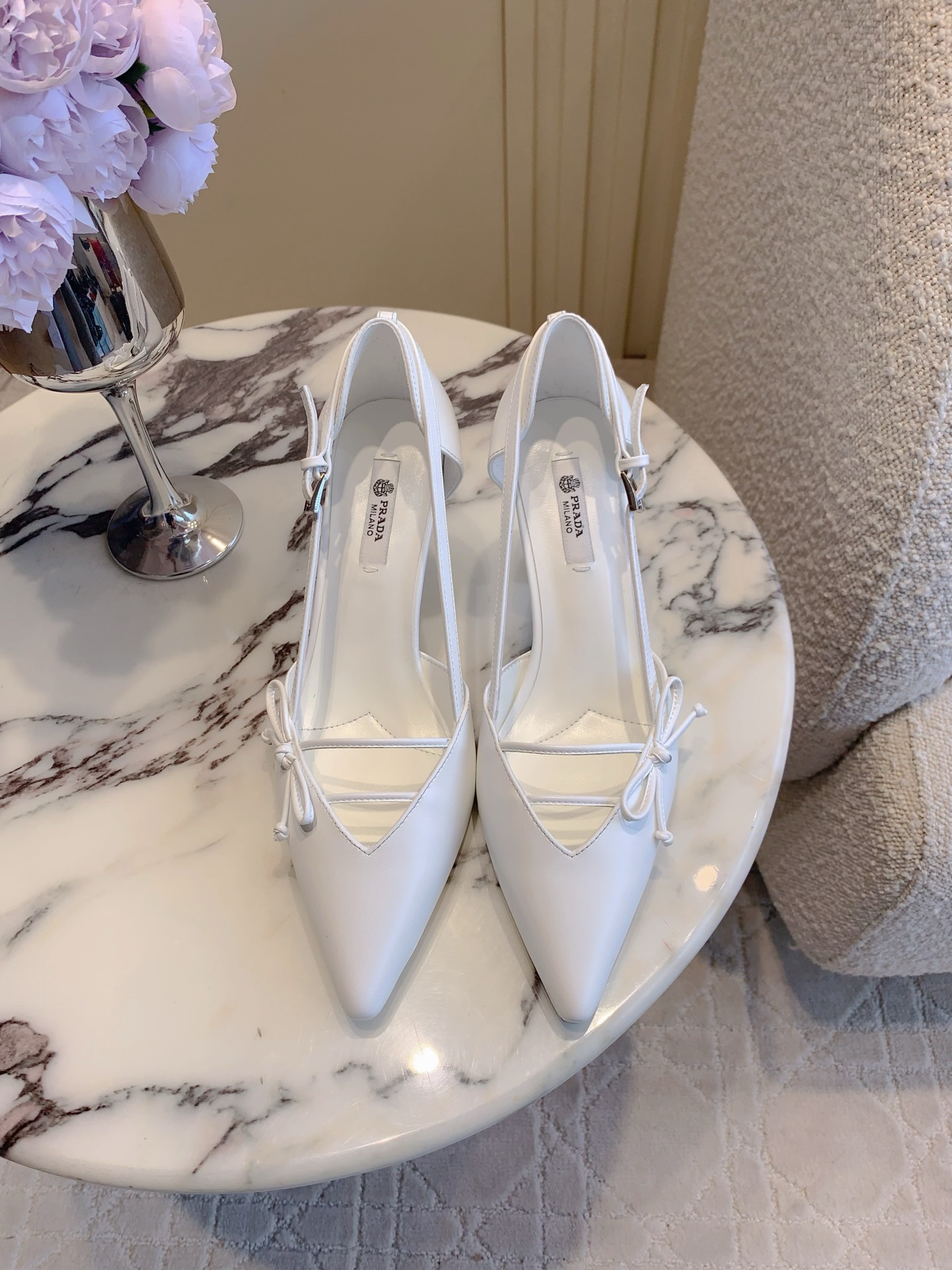 NO:749118,Prad* new pointed-toe high-heeled shoes, classic and versatile style, gentle and intellectual style, comfortable and easy to wear, calfskin upper, sheepskin lining, heel height 7cm, Italian leather outsole, size 35-39 (34 40 41 customized), high-heeled shoes, prada, high heels, cowhide, sheepskin, Leather soles19860909Prad*新款尖头高跟单鞋 经典百搭款 温柔知性风 舒适好穿 鞋面小牛皮 内里垫脚羊皮 跟高7cm 意大利真皮大底 尺码35-39（34 40 41定做）,高跟鞋单鞋,prada,high heels,cowhide,sheepskin,Leather soles,Women's Shoes