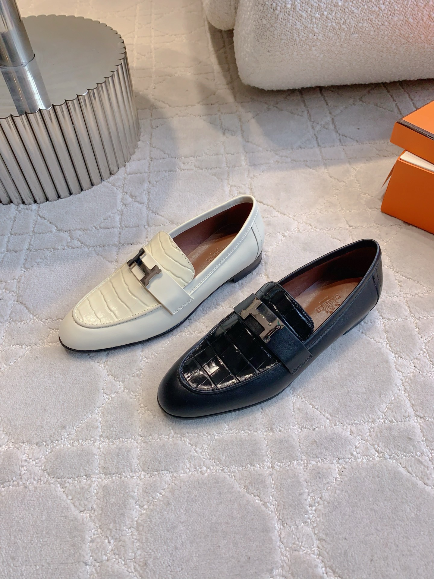 NO:906213,The top version of Ηerme* Hermès’ new autumn and winter new style is here again!   Loafers look very warm and are decorated with H buckles. They look great!  The high-end design sense can be easily integrated into autumn and winter matching, full of texture. Original calfskin/Yangjing H316 stainless steel buckle on the upper + pure hand-carved production. Imported lambskin on the lining. Italian genuine leather outsole. Size 35-39 (40 41 customized), loafers, hermes, loafers, cowhide, sheepskin, sheep, Leather soles19860909顶级版本 Ηerme* 爱马人仕秋冬新款又来了一个王炸！  乐福鞋,看上去很温暖,H扣点缀,极好看！高级的设计感轻轻松松就能融入秋冬搭配,质感满满 鞋面原版小牛皮/羊京 H316精钢扣+纯手工精雕细琢制作 内里垫脚进口小羊皮 意大利真皮大底 尺码35-39（40 41 定做）,乐福鞋,hermes,loafers,cowhide,sheepskin,sheep,Leather soles,Women's Shoes