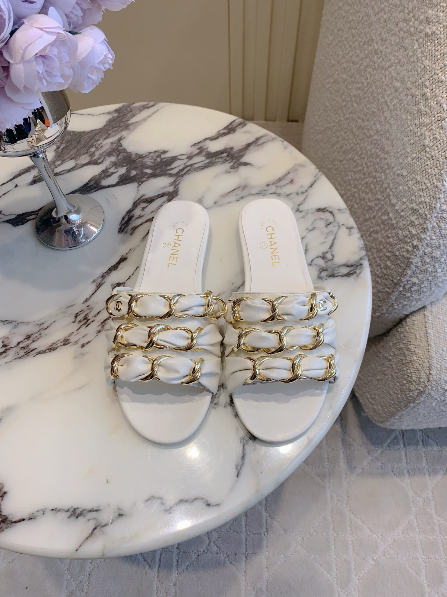 NO:901445,CHANE*'s new large chain flat slippers. Chanel's high-end sense always impresses people. It looks like a simple style, but it is inexplicably high-end on the feet. Absolutely girly, comfortable and easy to wear. Lambskin upper, sheepskin lining, Italian genuine leather outsole, size 35-39 (40 41 custom-made), slippers, chanel, chanel, slippers, sheepskin, Leather soles19860909CHANE*新款大链条平底拖鞋 香家高级感这块总让人大写的服气 看起来简单的款式 但上脚就莫名很高级 绝对的少女感 舒适好穿 鞋面小羊皮 内里垫脚羊皮 意大利真皮大底 尺码35-39（40 41定做）,拖鞋,chanel,chanel,slippers,sheepskin,Leather soles,Women's Shoes