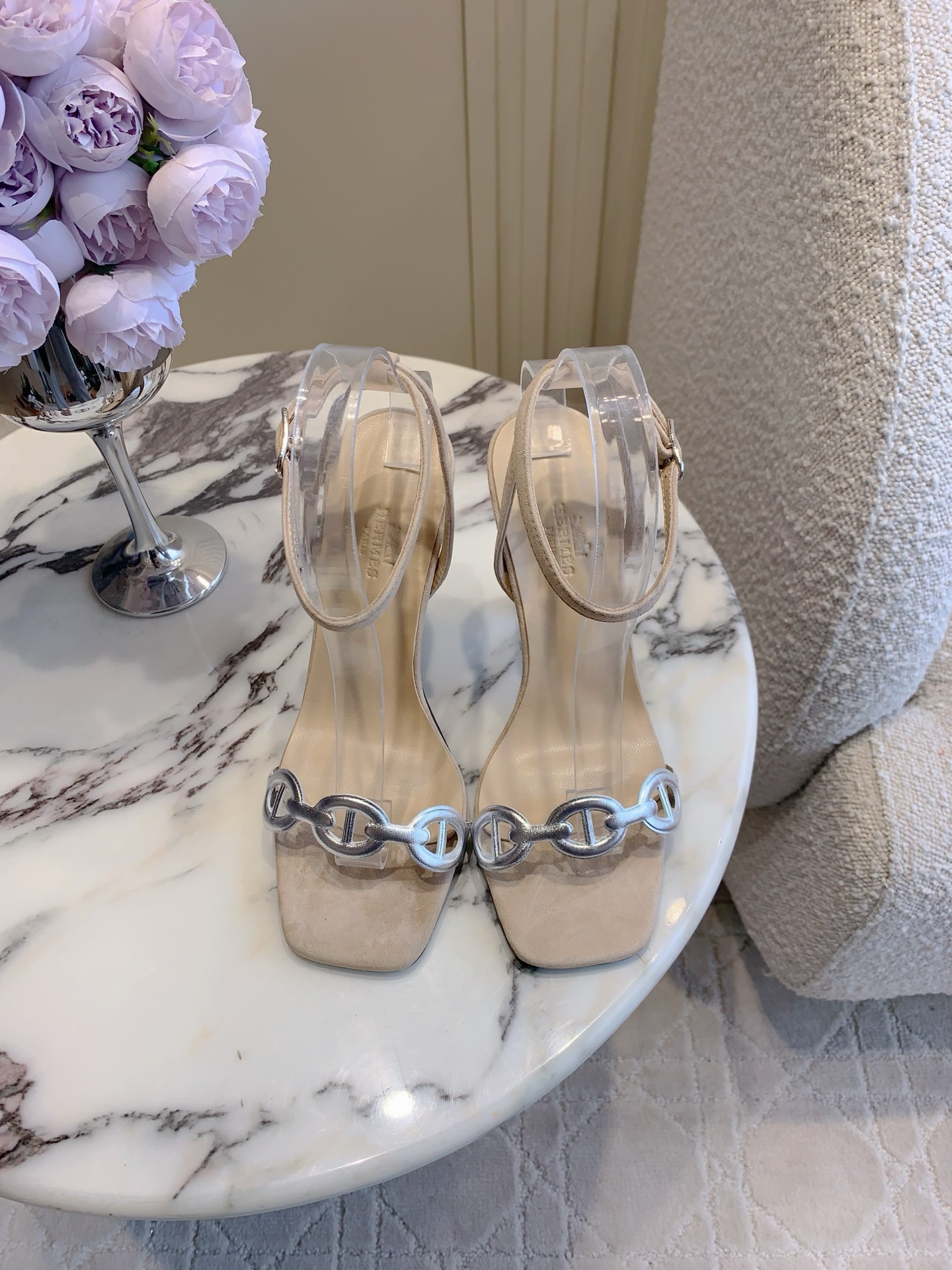NO:906191,Top version Herme* new pig-nosed high-heeled sandals. The effect on the feet is perfect. Super long legs. The upper is customized with the original Yang Jing. The lining is sheepskin. The Italian genuine leather is large. The heel height is 9cm. Sizes 35-39 (40, 41 customized, non-refundable), high-heeled sandals, hermes, sandals, high heels, sheepskin, sheep.19860909顶级版本 Herme* 新款猪鼻子高跟凉鞋 上脚效果绝绝子 超级显腿长 鞋面订制原版羊京 内里垫脚羊皮 意大利真皮大 跟高9cm 尺码35-39（40,41订做不退换）,高跟鞋凉鞋,hermes,sandals,high heels,sheepskin,sheep,Women's Shoes
