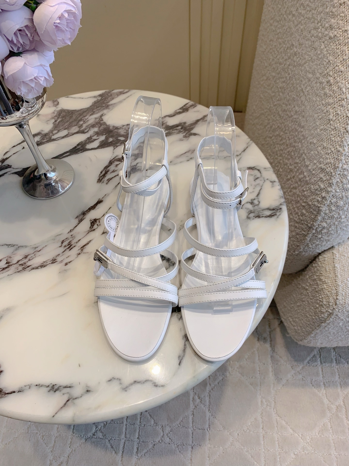 NO:906228,Top version Herme's latest Kelly buckle thin strap flat sandals are so beautiful this season. Super versatile and fashionable old money style. Super comfortable on the feet and can be worn casually for a high-end feel. Original calfskin upper, sheepskin lining, Italian genuine leather outsole, heel height, size 35-39 (40 41 custom-made), sandals, hermes, sandals, cowhide, sheepskin, Leather soles19860909顶级版本 Herme*新款Kelly扣细带平底凉鞋 这一季的美到心坎里了 超级百搭时髦的老钱风 上脚超级舒适 随意穿出高级感 鞋面原版小牛皮 内里垫脚羊皮 意大利真皮大底 跟高 尺码35-39（40 41 定做）,凉鞋,hermes,sandals,cowhide,sheepskin,Leather soles,Women's Shoes