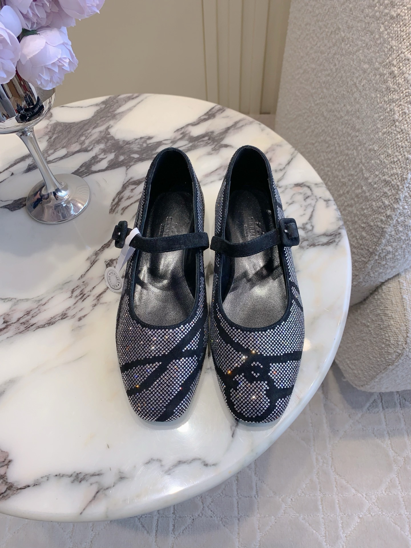 NO:906197,The top version of Herme*’s new rhinestone Mary Jane shoes look great on your feet!  The original shoe is made 1:1, the top version, very comfortable and generous on the foot. It is a perfect combination of high-end and gorgeous luxury goods that are loved by famous brands, showing you the noble and extraordinary charm of life. The upper is imported from Yangjing, A-grade flash diamonds, the lining is sheepskin, and the Italian genuine leather outsole. Size 35-39 (40 41 customized), Mary Jane, hermes, mary jane, sheepskin, sheep, Leather soles19860909顶级版本 Herme* 新款水钻玛丽珍单鞋 上脚颜值超高！原版鞋1:1制作,顶级版本,上脚非常舒服大方,大牌名明最爱的奢侈品高档华丽的完美结合一体,为你展现出高贵不凡的人生魅力. 鞋面羊京进口A级闪钻 内里垫脚羊皮 意大利真皮大底 尺码35-39（40 41 定做）,玛丽珍,hermes,mary jane,sheepskin,sheep,Leather soles,Women's Shoes