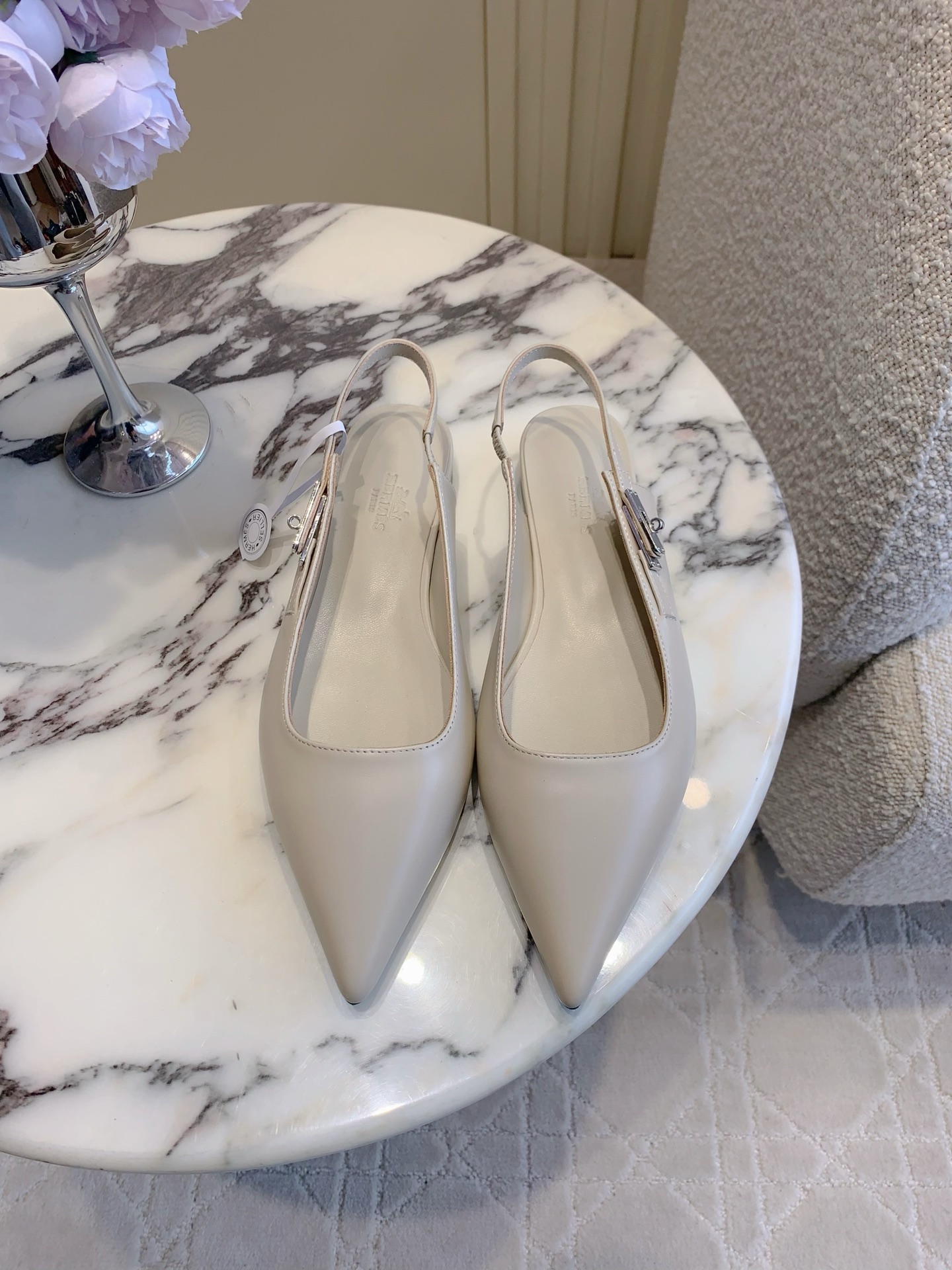NO:906170,The top version of Herme* classic Kelly buckle pointed toe back hollow flats is so beautiful this season. Super versatile and fashionable old money style. Super comfortable on the feet. It can be worn casually with a high-end feel. Original calfskin upper, sheepskin lining, Italian genuine leather outsole. Heel height. Size 35-39 (40 41 customized), sandals, hermes, sandals, flats, cowhide, sheepskin, Leather soles.19860909顶级版本 Herme*经典Kelly扣尖头后空平底鞋 这一季的美到心坎里了 超级百搭时髦的老钱风 上脚超级舒适 随意穿出高级感 鞋面原版小牛皮 内里垫脚羊皮 意大利真皮大底 跟高 尺码35-39（40 41 定做）,凉鞋,hermes,sandals,flats,cowhide,sheepskin,Leather soles,Women's Shoes