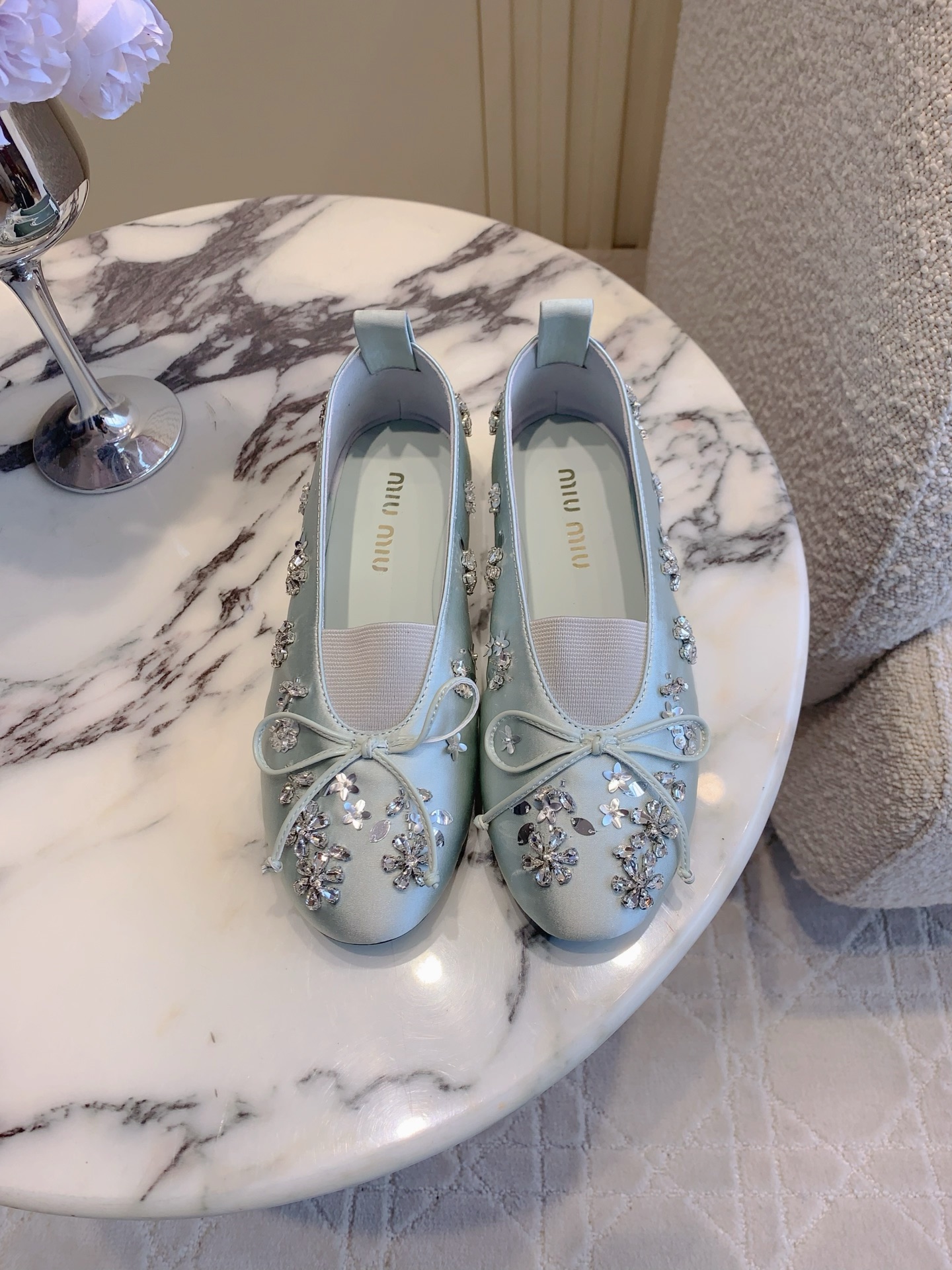 NO:817477,miu's new rhinestone flat ballet shoes. Purely hand-stitched, super heavy and exquisitely shiny. Soft and comfortable for the upper foot. Flat design is not tiring for daily walking. Fashionable online. The key is that the foot feels incomparable and comfortable. Silk upper, sheepskin lining. Original molded outsole. Size 35-39 (customized 40 41), ballet shoes, miumiu, sheepskin, real silk19860909miu新款水钻平底芭蕾舞鞋 纯手工缝制超级重精致闪耀 上脚软和舒适 平底设计日常走路也不累 时髦在线 关键脚感无敌舒适哈 鞋面真丝 内里垫脚羊皮 原版开模大底 尺码35-39（40 41定做）,芭蕾舞鞋,miumiu,sheepskin,real silk,Women's Shoes
