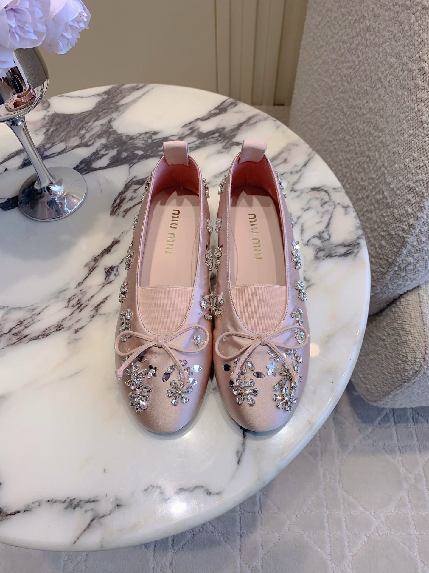 NO:817471,miu's new rhinestone flat ballet shoes. Purely hand-stitched, super heavy and exquisitely shiny. Soft and comfortable for the upper foot. Flat design is not tiring for daily walking. Fashionable online. The key is that the foot feels incomparable and comfortable. Silk upper, sheepskin lining. Original molded outsole. Size 35-39 (customized 40 41), ballet shoes, miumiu, sheepskin, real silk19860909miu新款水钻平底芭蕾舞鞋 纯手工缝制超级重精致闪耀 上脚软和舒适 平底设计日常走路也不累 时髦在线 关键脚感无敌舒适哈 鞋面真丝 内里垫脚羊皮 原版开模大底 尺码35-39（40 41定做）,芭蕾舞鞋,miumiu,sheepskin,real silk,Women's Shoes