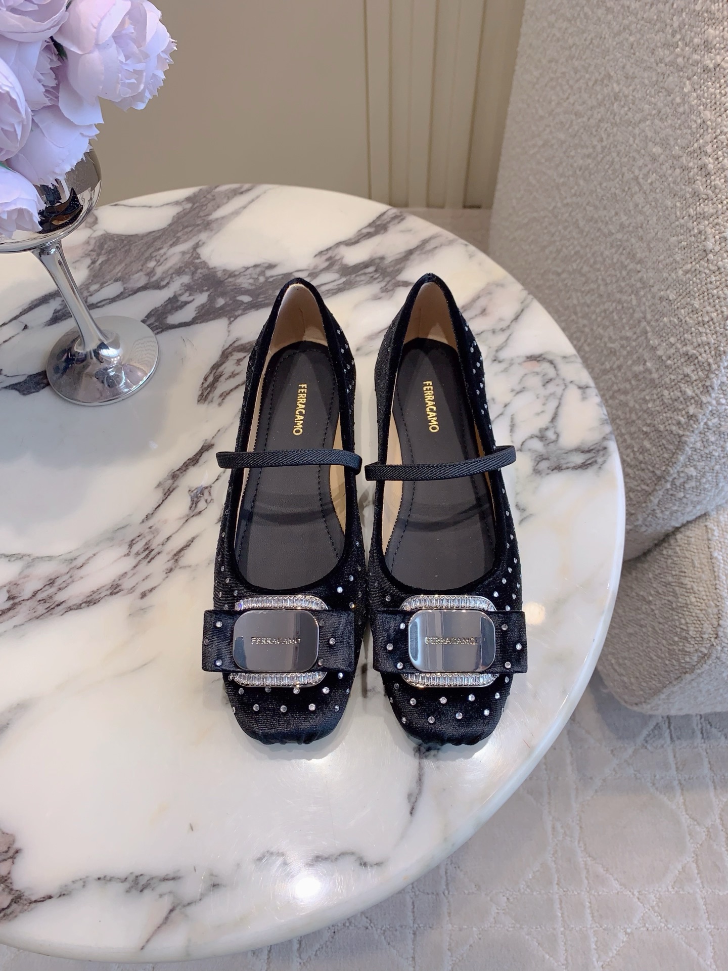 NO:816545,Leather surface, rhinestone Ferragam's latest ballet shoes. The design is very exquisite. Every detail is full of artistic sense. Soft cloud foot feel, both appearance and comfort. Upper sheepskin/velvet ZP molded hardware buckle. Lining sheepskin. Original molded non-slip outsole. Size 35-39 (34 40 41 customized), ballet shoes, ferragamo, sheepskin19860909皮面 水钻 Ferragam*新款芭蕾舞鞋 设计非常精致 每一个细节都充满了艺术感 软软的云朵脚感 颜值与舒适并存  鞋面羊皮/丝绒 ZP开模五金扣 内里垫脚羊皮 原版开模防滑大底 尺码35-39（34 40 41定做）,芭蕾舞鞋,ferragamo,sheepskin,Women's Shoes